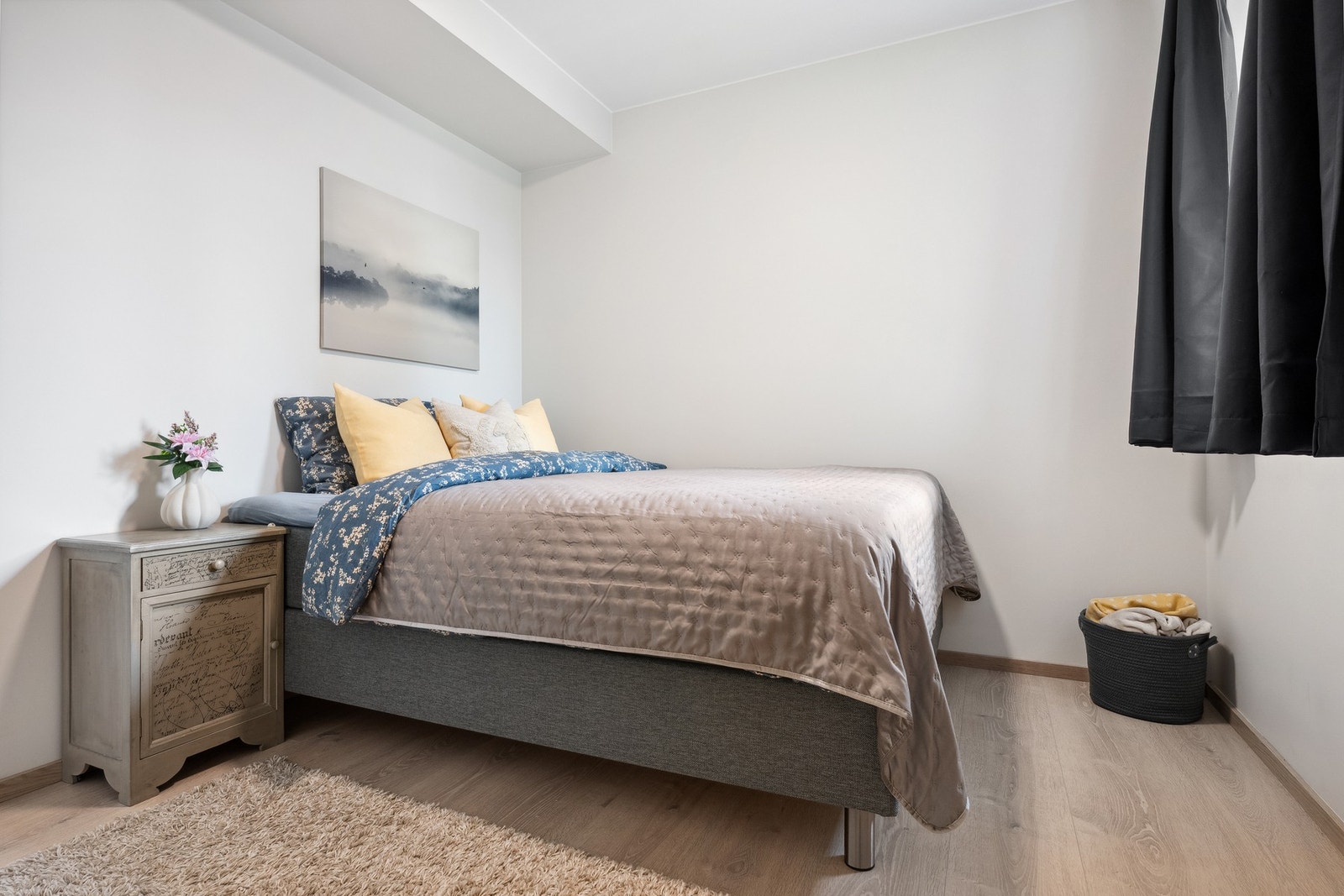 Romslig soverom med god plass til dobbeltseng og nattbord. Galleribilde