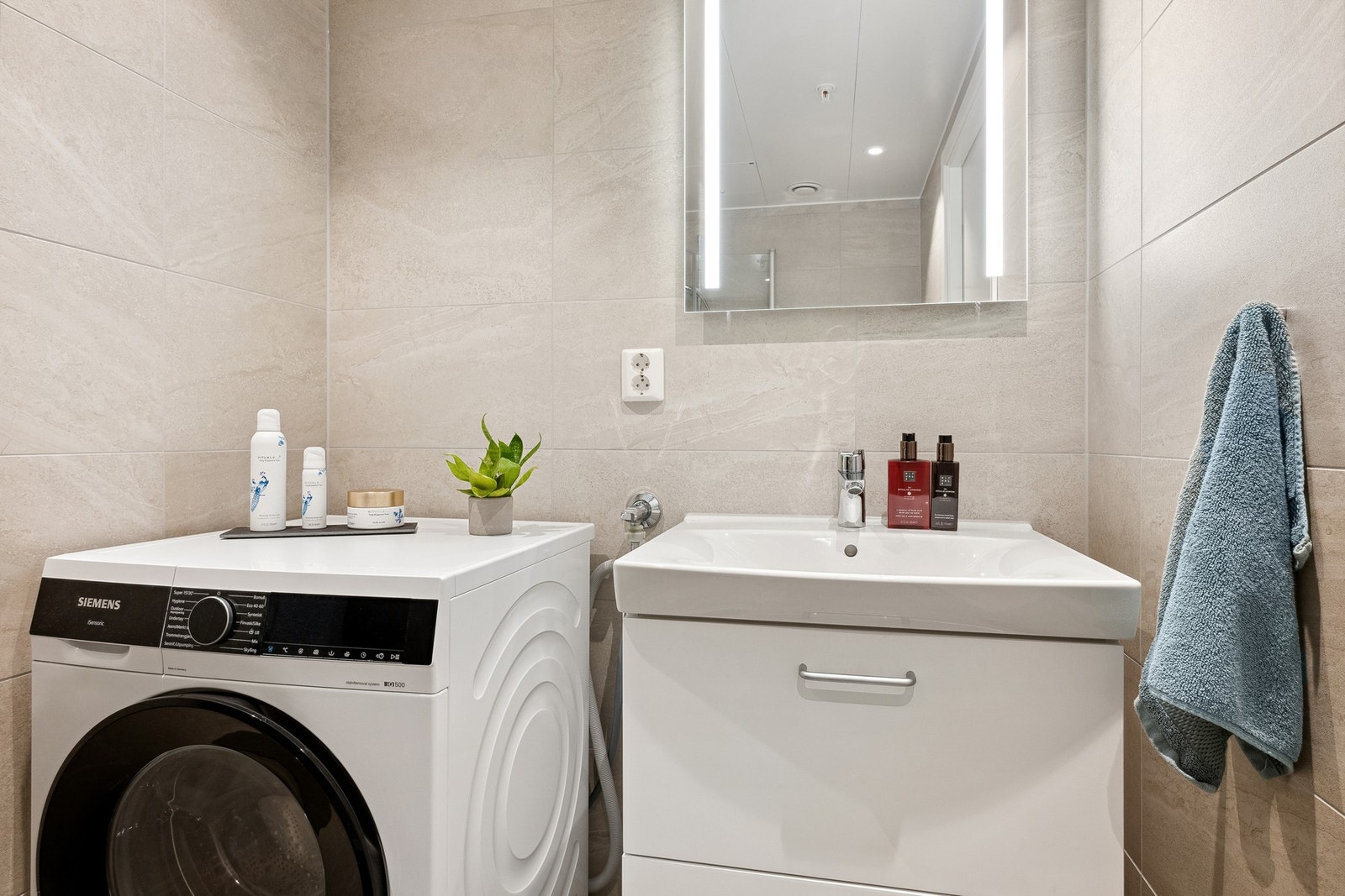 Opplegg for vaskemaskin og tørketrommel. Galleribilde