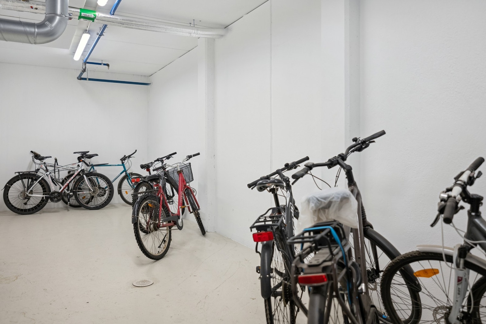 Felles sykkelbod i underetasje.
Leiligheten har i tillegg en egen sportsbod på ca. 5 m². Galleribilde