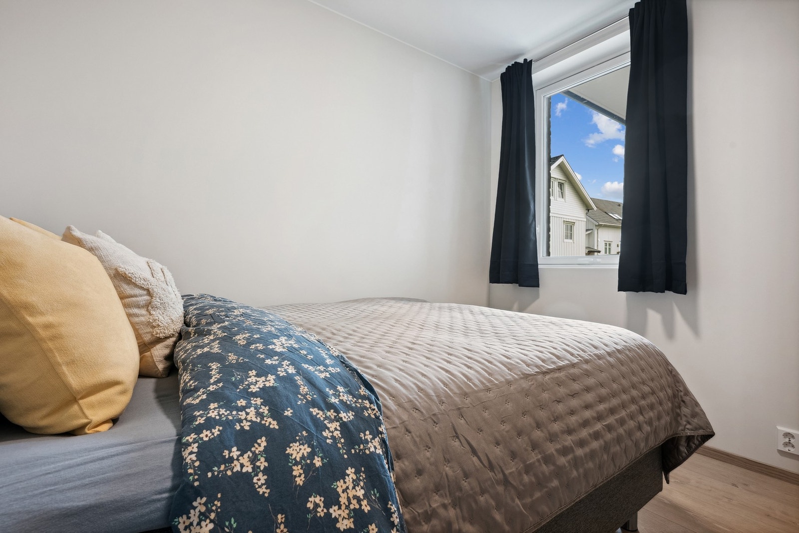 Romslig soverom med god plass til dobbeltseng og øvrig møblement. Galleribilde