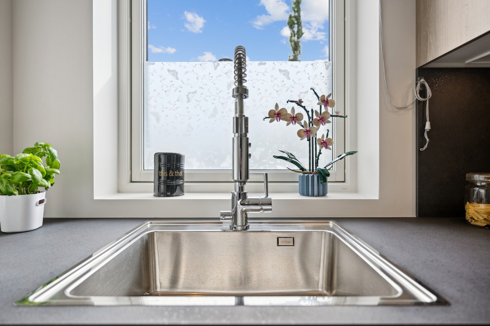 Som endeleilighet får man et ekstra vindu ved kjøkkenet. Oppgradert benkeplate av laminat og blandebatteri som kan trekkes ut. Galleribilde