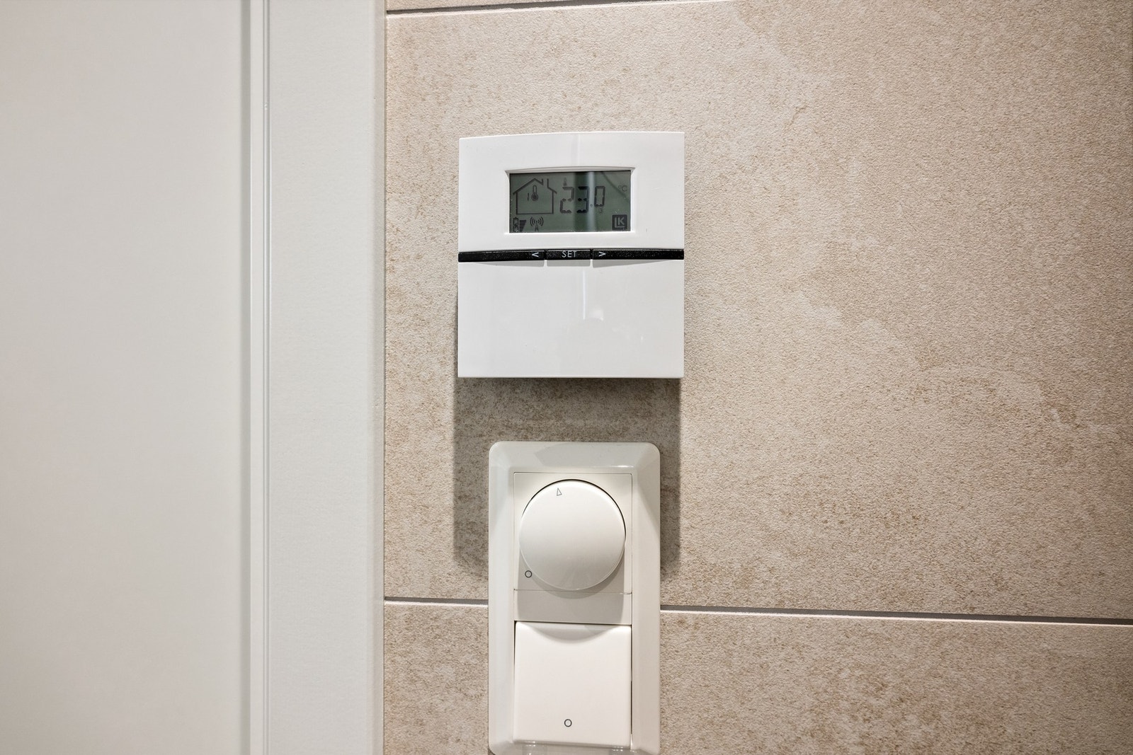 Varme i gulv og dimbare downlights i himling. Galleribilde