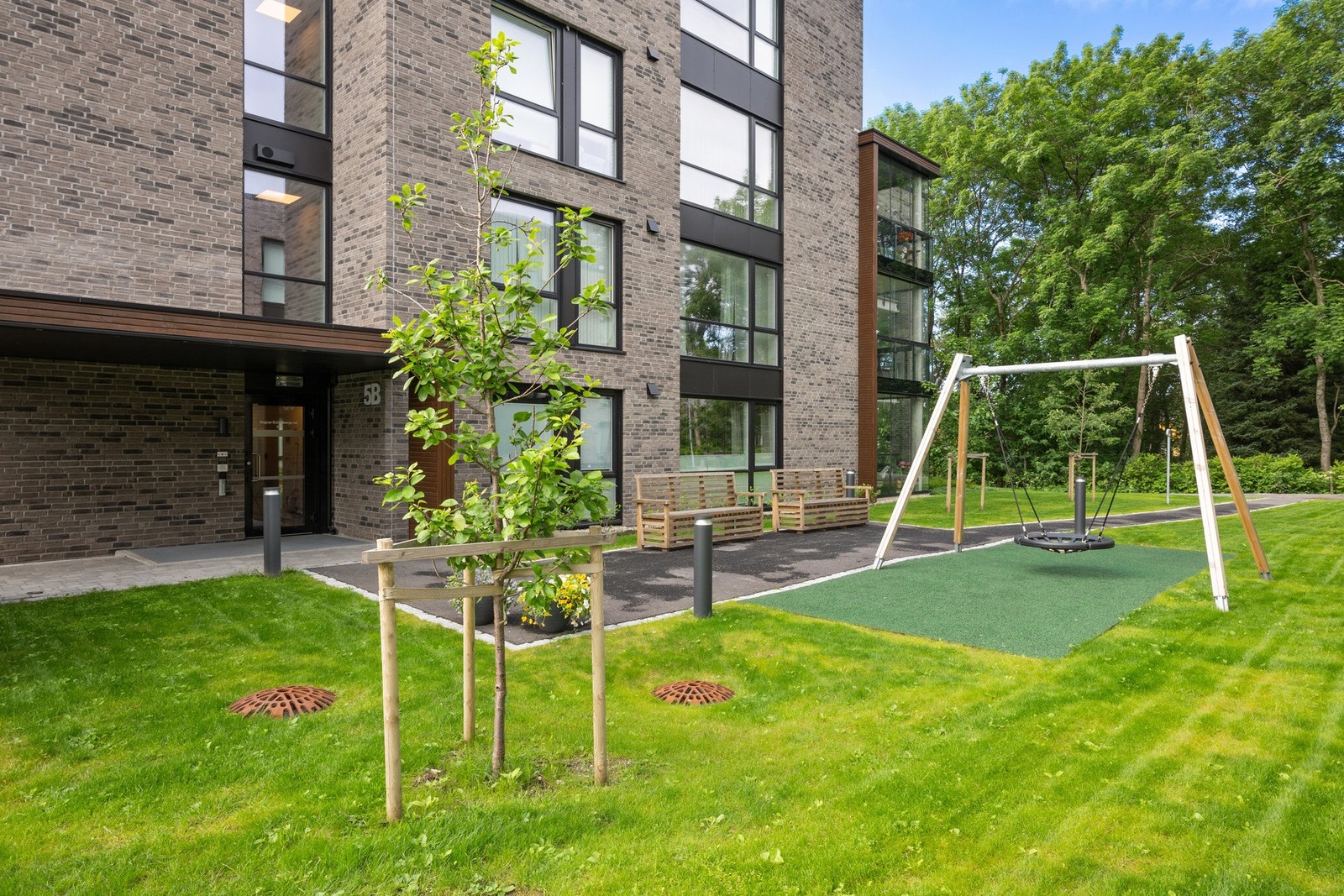 Borettslaget har pent opparbeidede uteområder med egen hagegruppe. Galleribilde