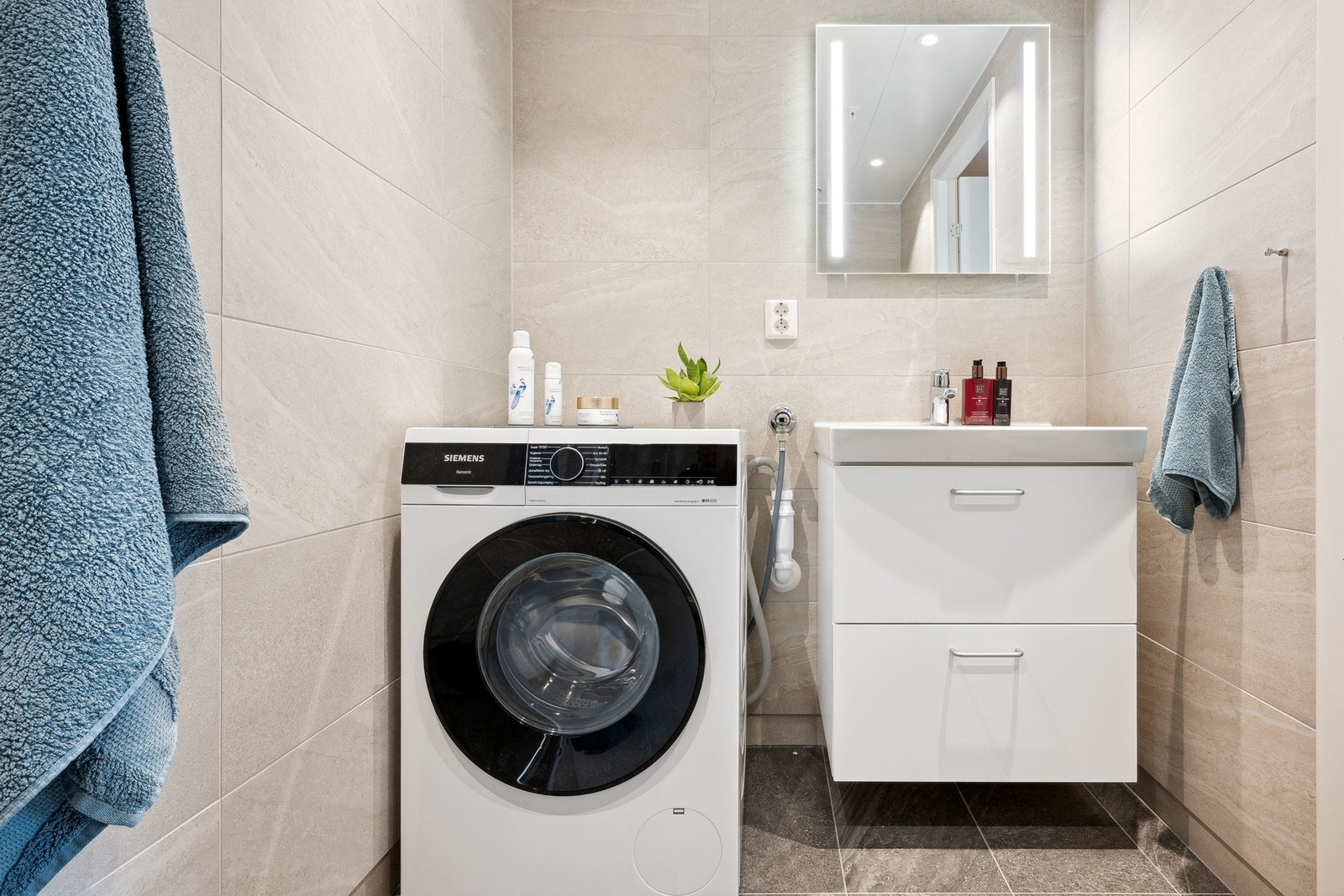 Baderomsinnredning med underskap og nedfelt servant. Speil med LED-lys. Galleribilde