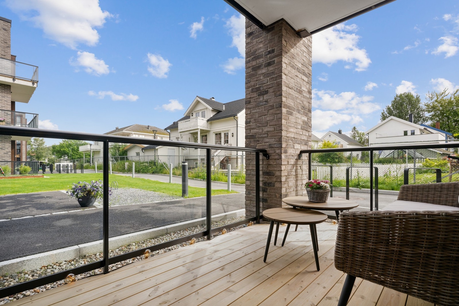 Flott terrasse på ca. 9 m² hvor morgenkaffen kan nytes. Galleribilde