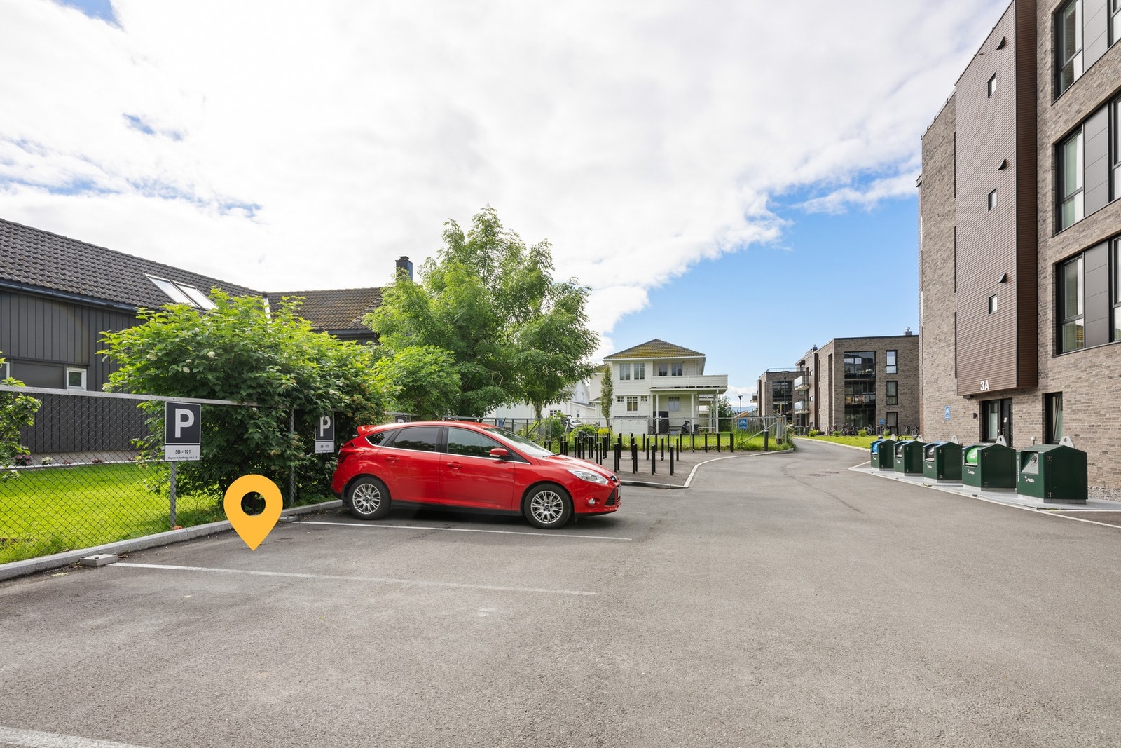 Fast oppmerket parkeringsplass med mulighet for etablering av el-billader. Galleribilde