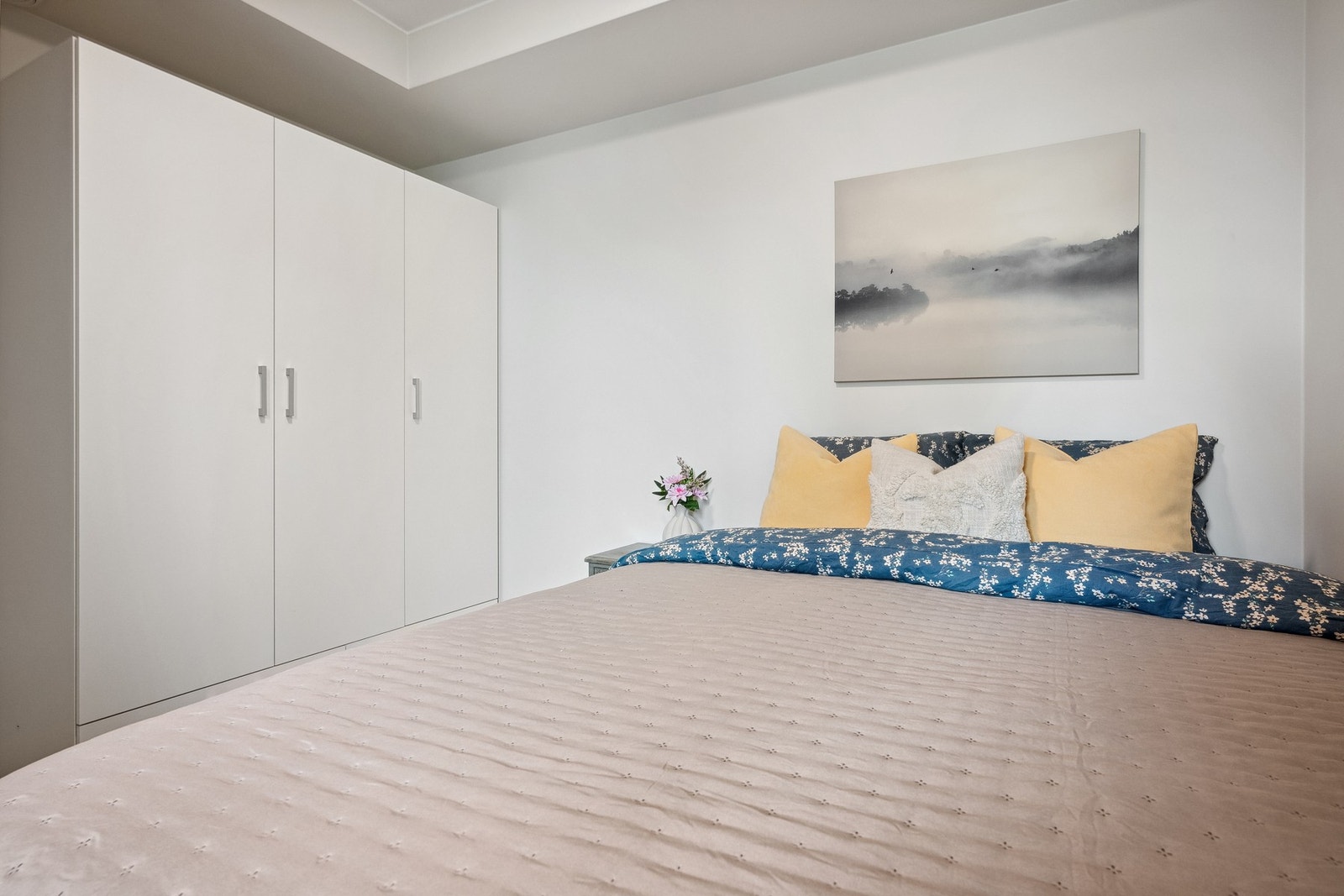 Oppbevaringsplass i medfølgende garderobeskap. Galleribilde