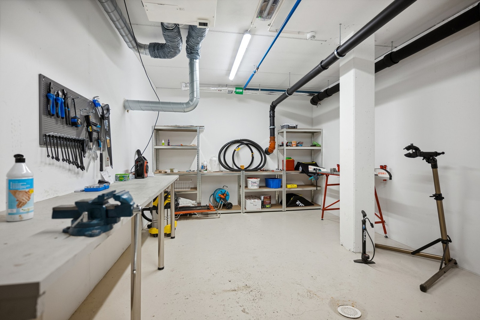 Felles "snekkerbod" i underetasje. Galleribilde