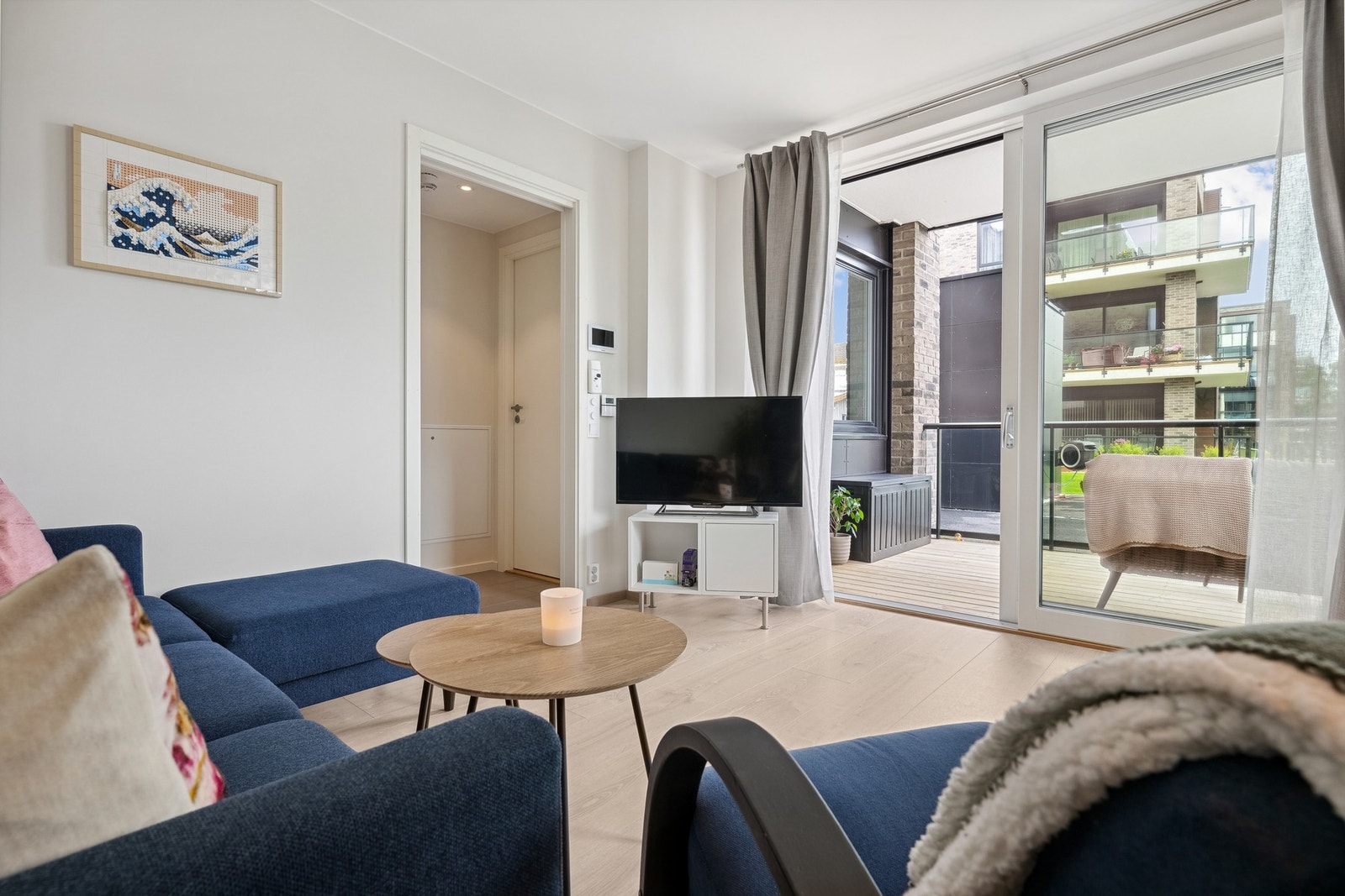 Lys og trivelig stue med mye naturlig lysinnslipp. Pent laminatgulv med vannbåren varme. Galleribilde