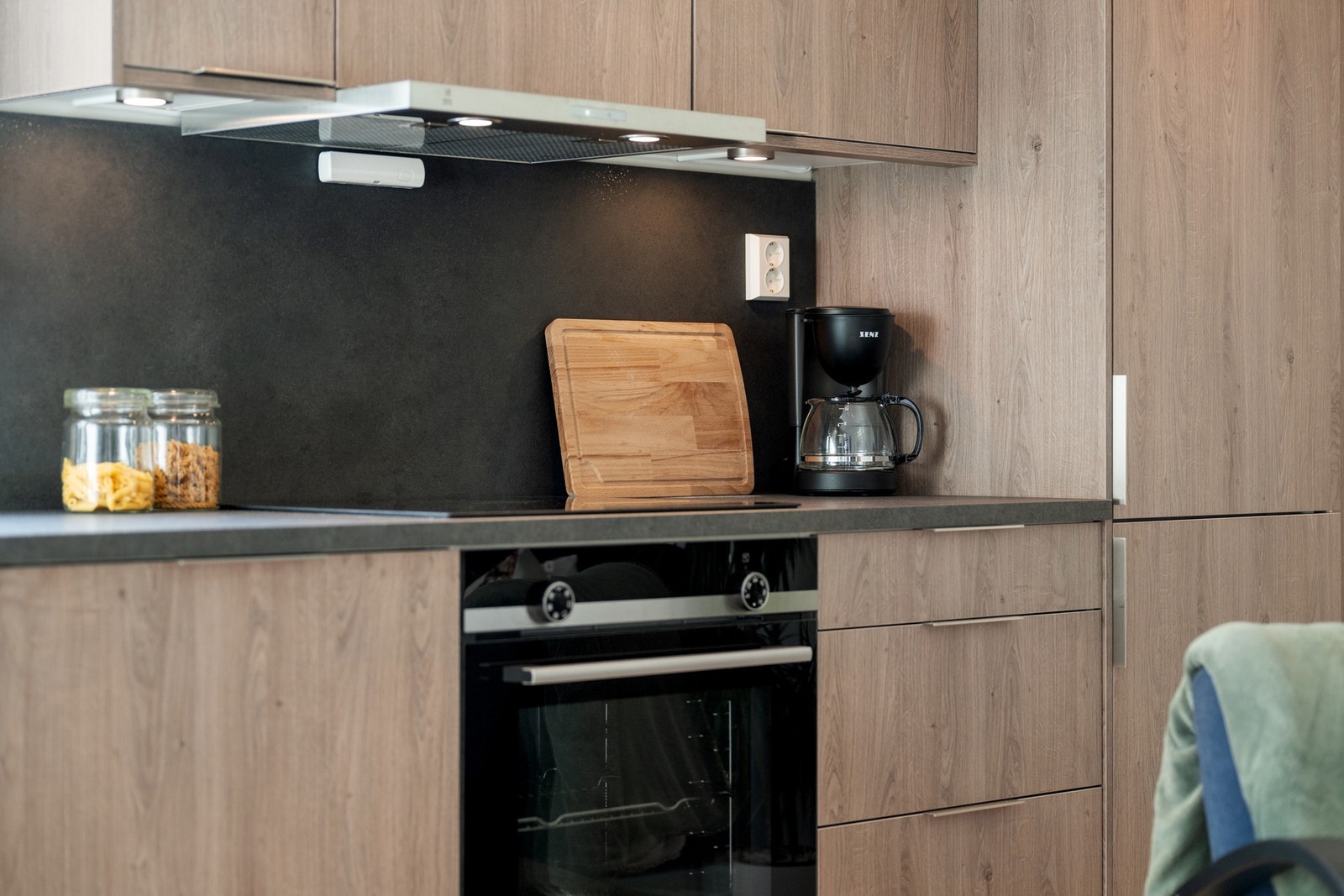 Downlights under overskap. Det er i tillegg etablert komfyrvakt og vannstoppesensor. Galleribilde