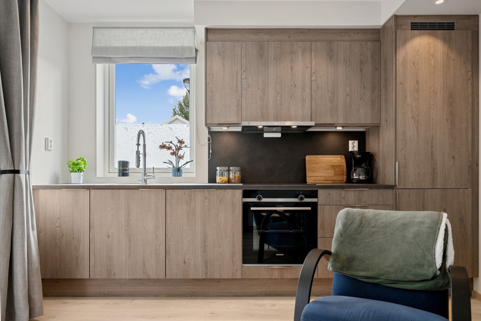 Integrert platetopp, stekeovn, oppvaskmaskin og kjøleskap med frys. Galleribilde