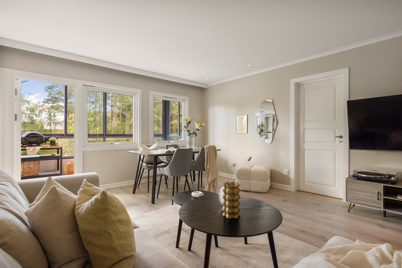 Fra stuen er det også inngang til soverommet i leiligheten Galleribilde