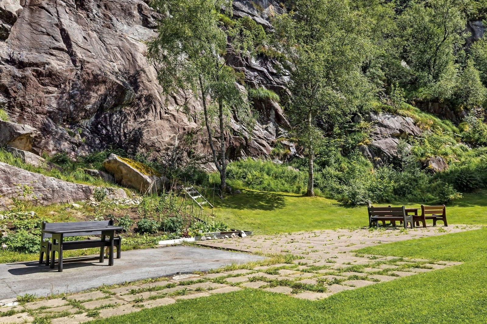 Området rundt borettslaget er pent laget til med sittegrupper og lekeplass Galleribilde