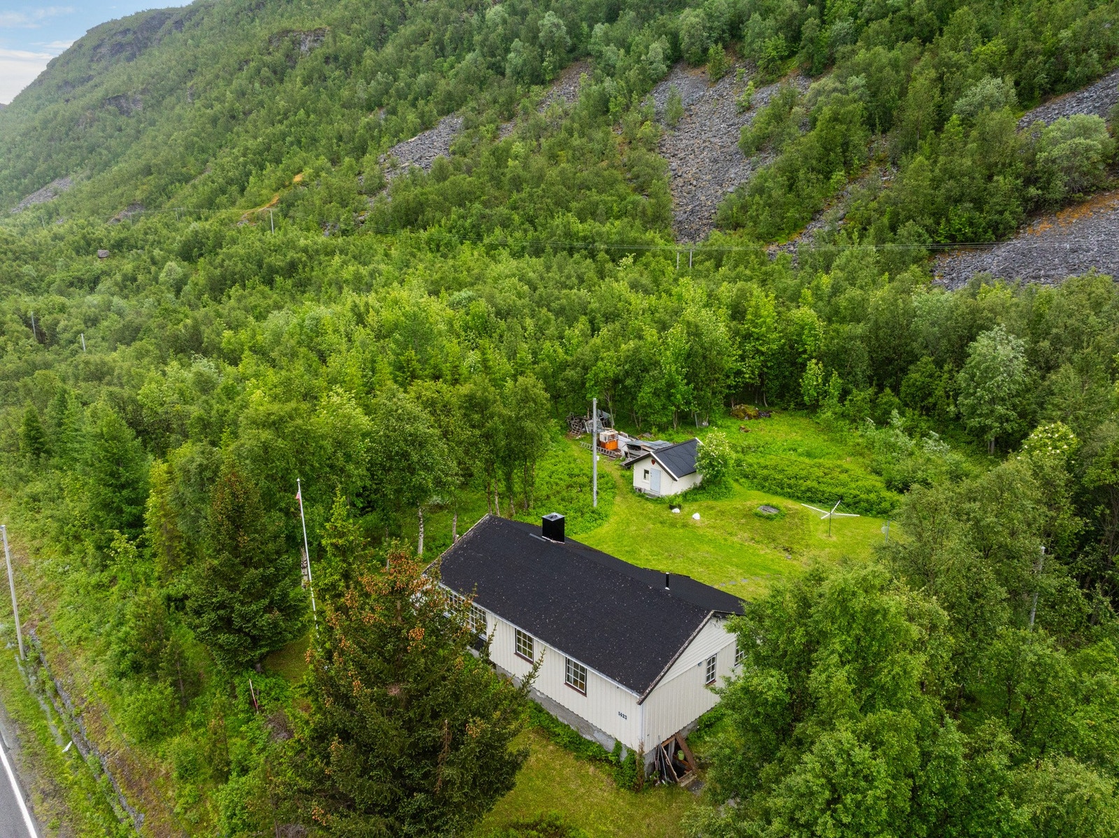 Området er naturskjønt med nærhet til sjø og fjell Galleribilde