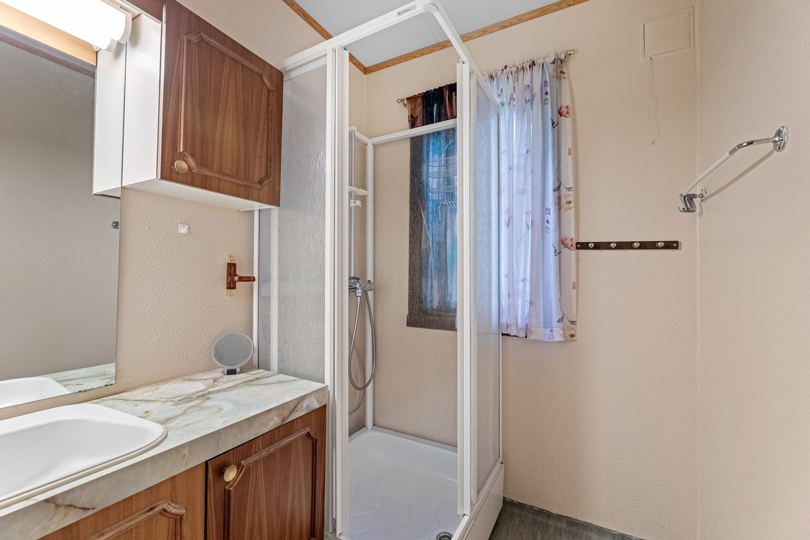 Badet er innredet med nedfelt servant, toalett og dusjkabinett. Galleribilde