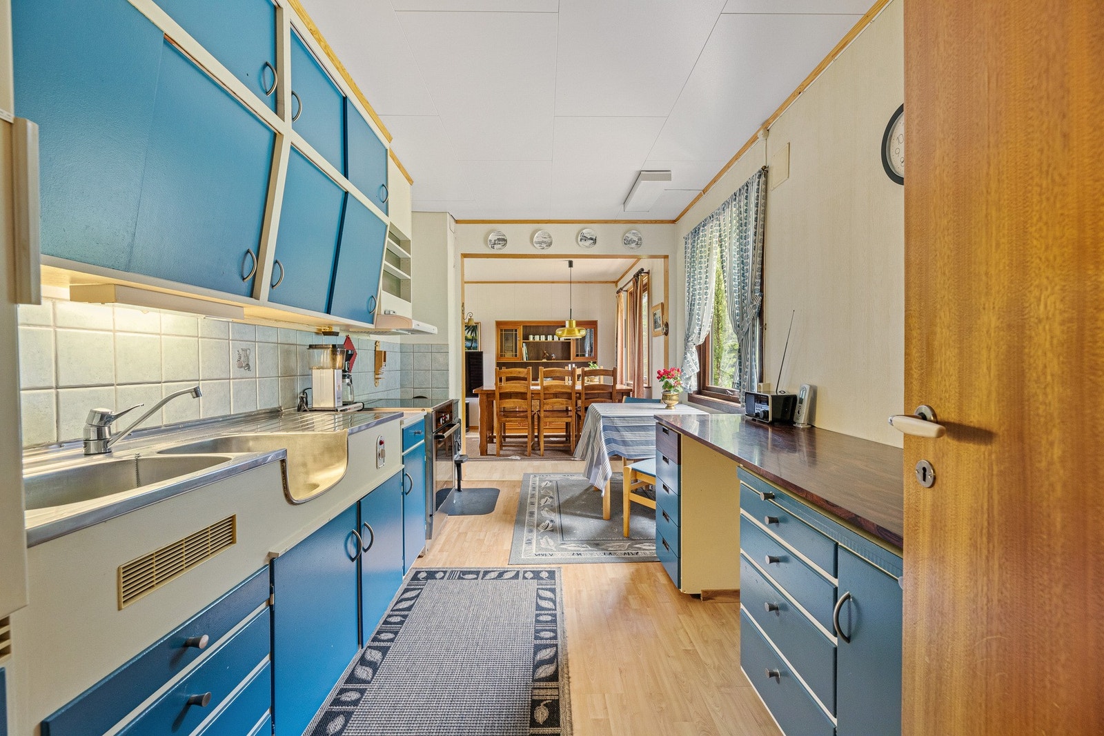 Eldre kjøkkeninnredning med frittstående hvitevarer Galleribilde