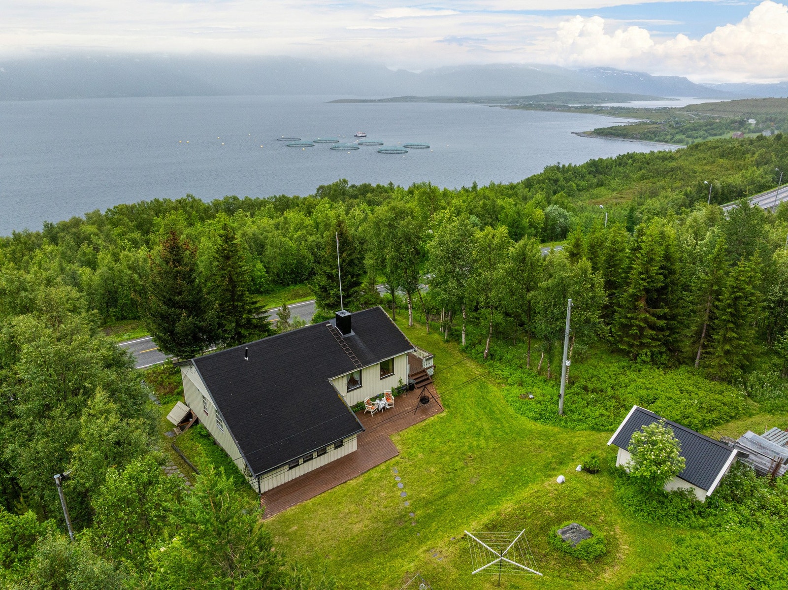 Boligen ligger fint til i Sørstraumen, på vestsiden av Kvænangsfjorden Galleribilde