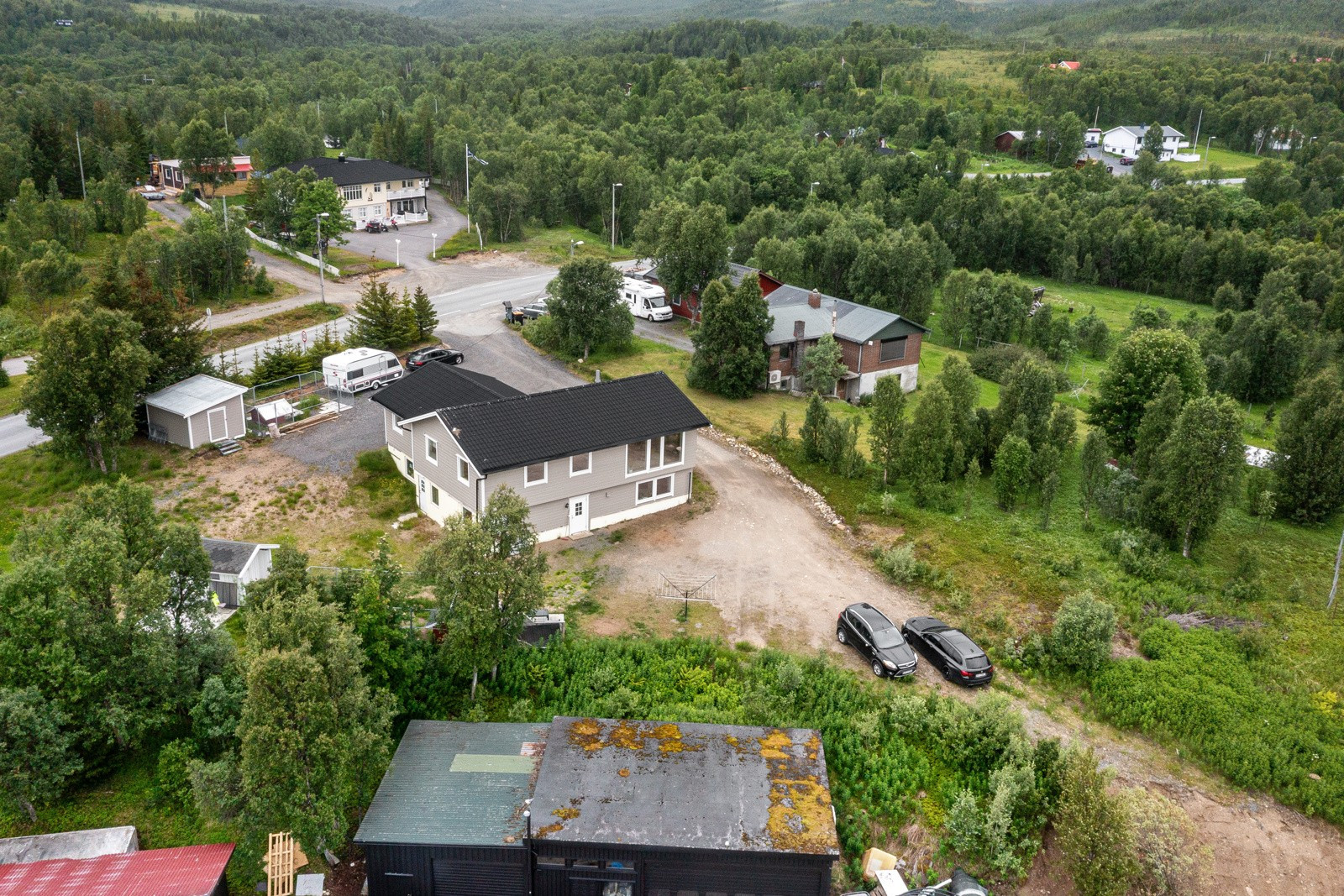 Boligen ligger pent til i et rolig område rett ved Skittenelv Camping.