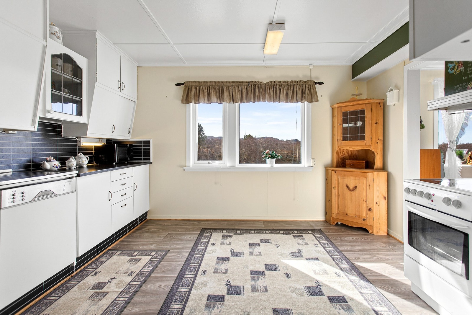 Romslig kjøkken med godt potensiale Galleribilde