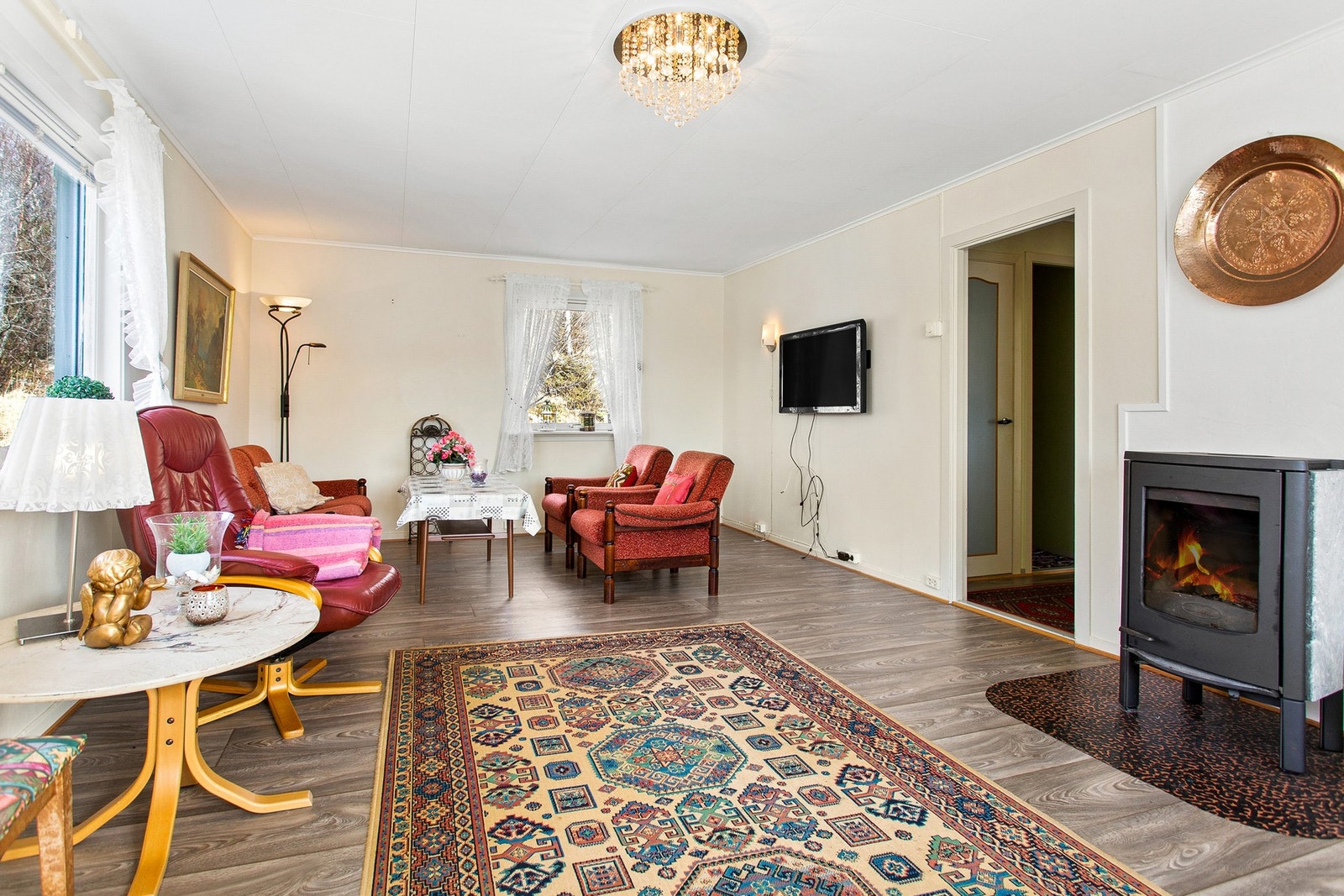 Oppvarmingen er basert på elektrisitet og vedfyring Galleribilde