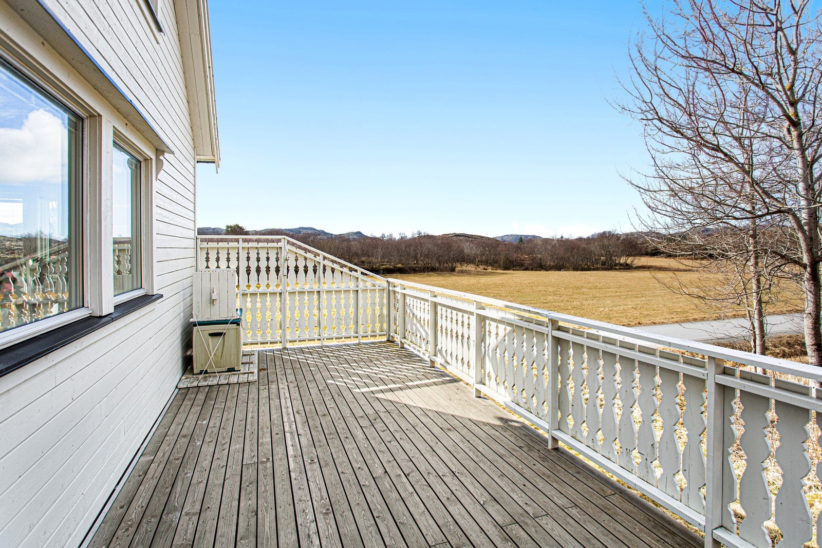 Terrasse med fine muligheter for hagemøblement Galleribilde