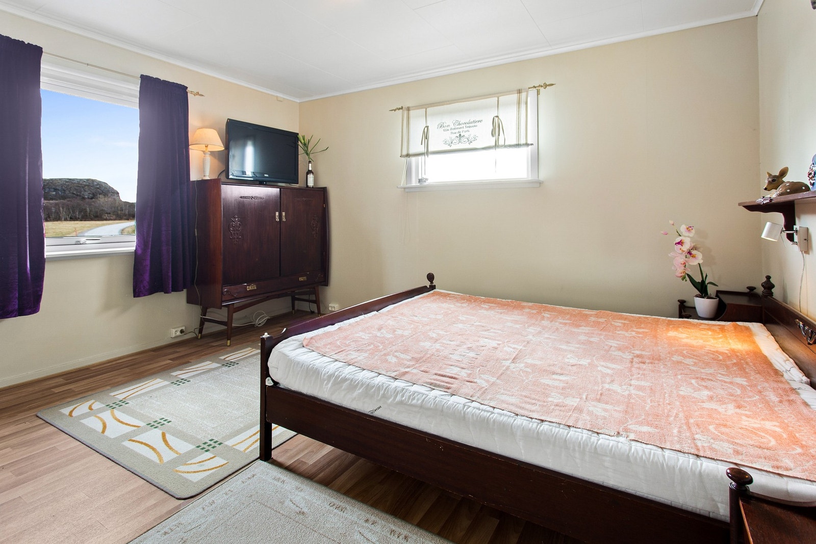 Romslig soverom beliggende på hovedplanet Galleribilde