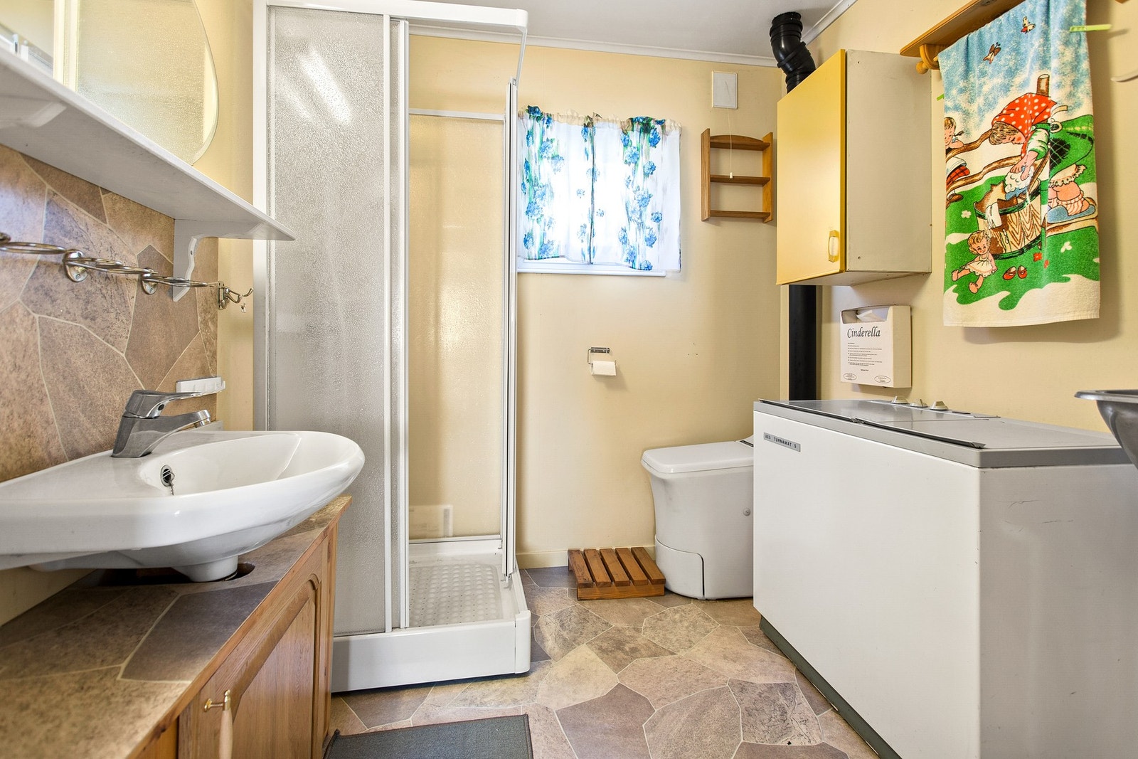 Dusjrom beliggende på hovedplanet. Cinderella forbrenningstoalett Galleribilde