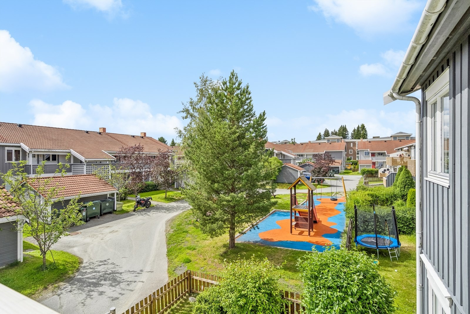 Området er meget barnevennlig med bilfri gangvei til Rosten skole og flere lekeplasser i nærheten. Galleribilde