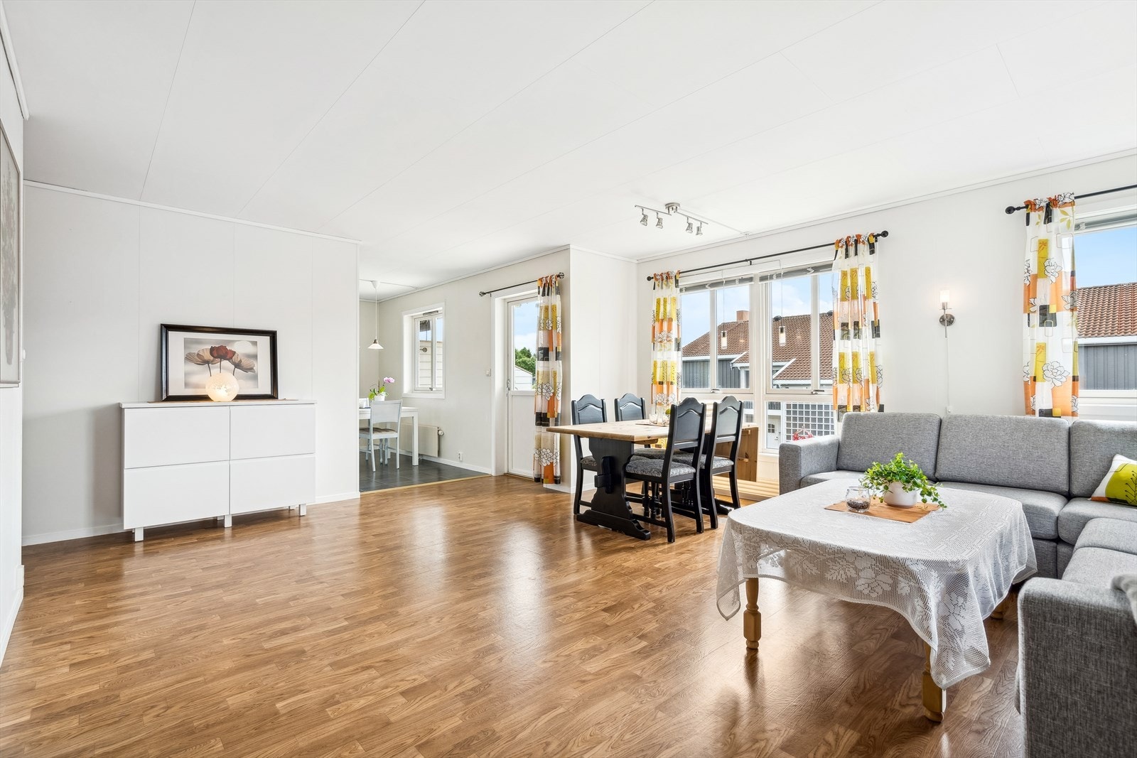 Romslig stue på 33,5 m² med god plass til hjørnesofa og spisemøblement. Galleribilde