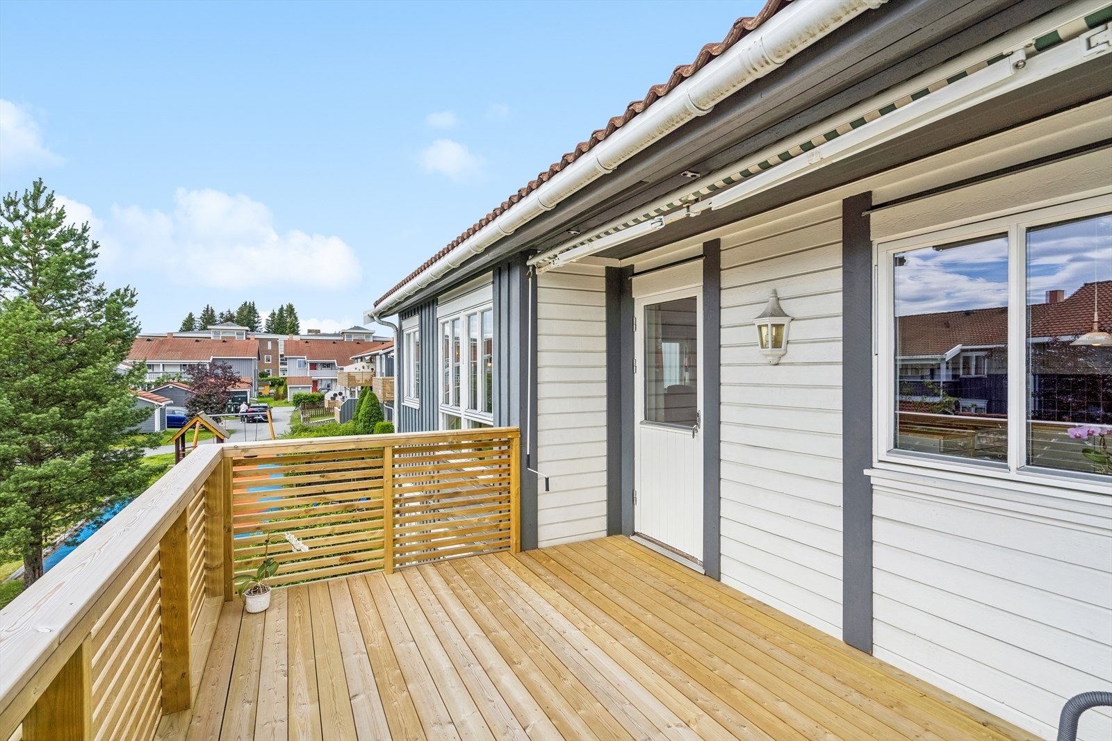 Sørvendt balkong på 13,2 m² med markise og sol fra morgen til kveld. Galleribilde
