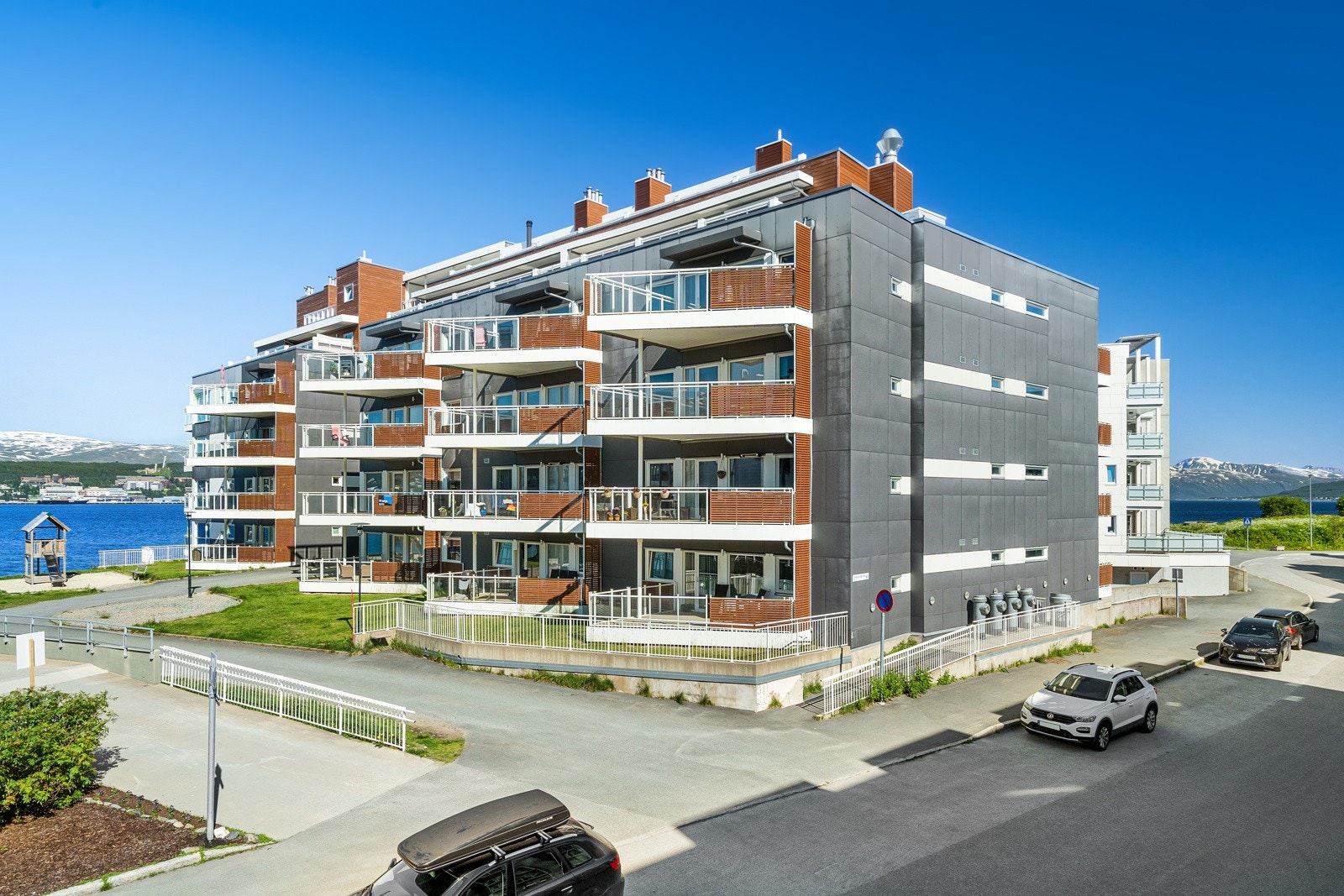 Fra boligen har du gangavstand til treningssenter, dagligvare, gode bussforbindelser, skole, barnehage og flotte turområder! Galleribilde