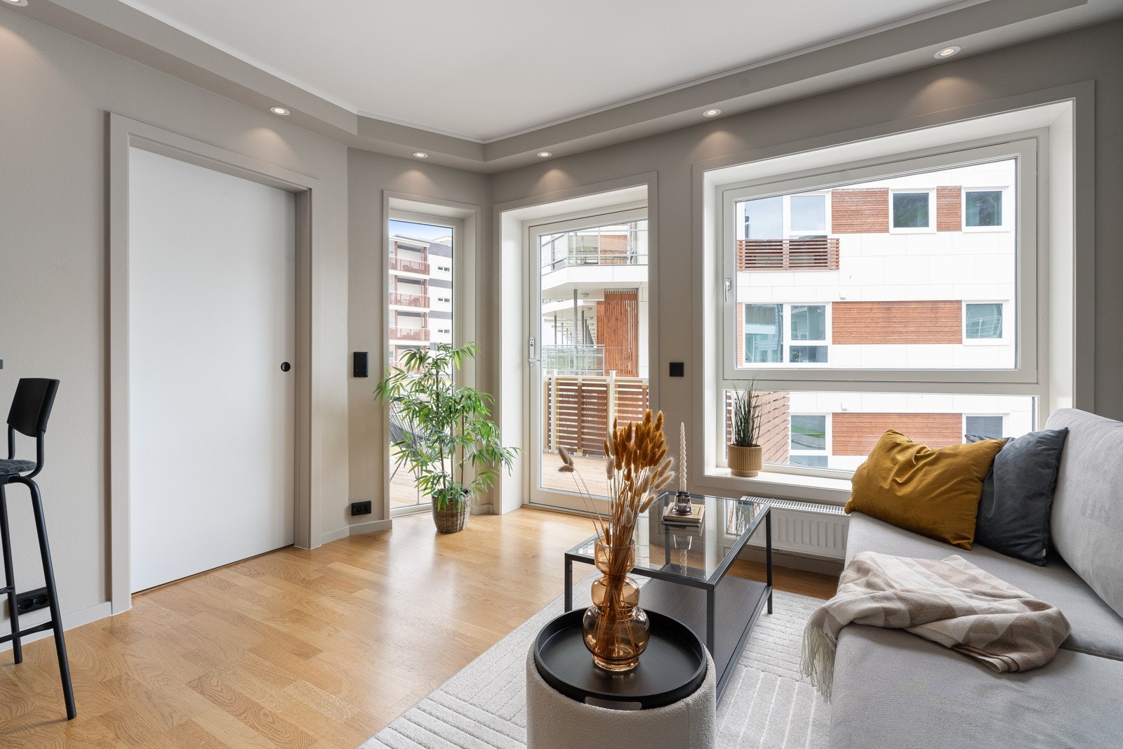 Naturlig sone for sofagruppen. Leiligheten er varmet opp via vannbåren varme. Galleribilde