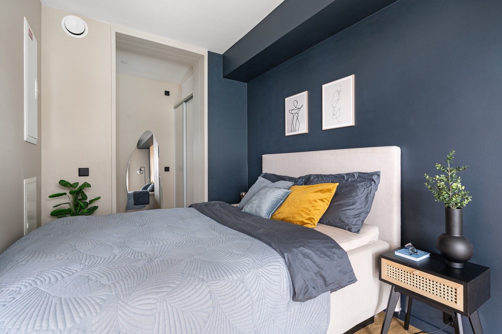 Soverommet har plass for dobbeltseng med tilhørende nattbord. Galleribilde