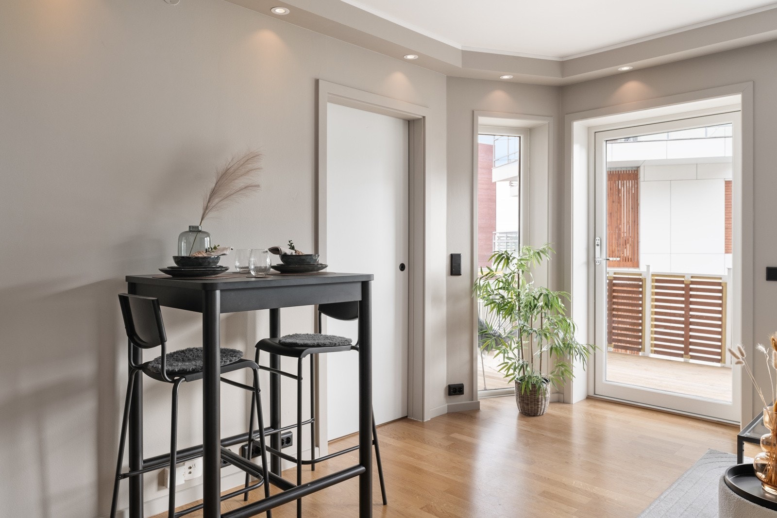 Downlights i spotkasse i himling. Verandadør og vindu er byttet i 2023. Galleribilde