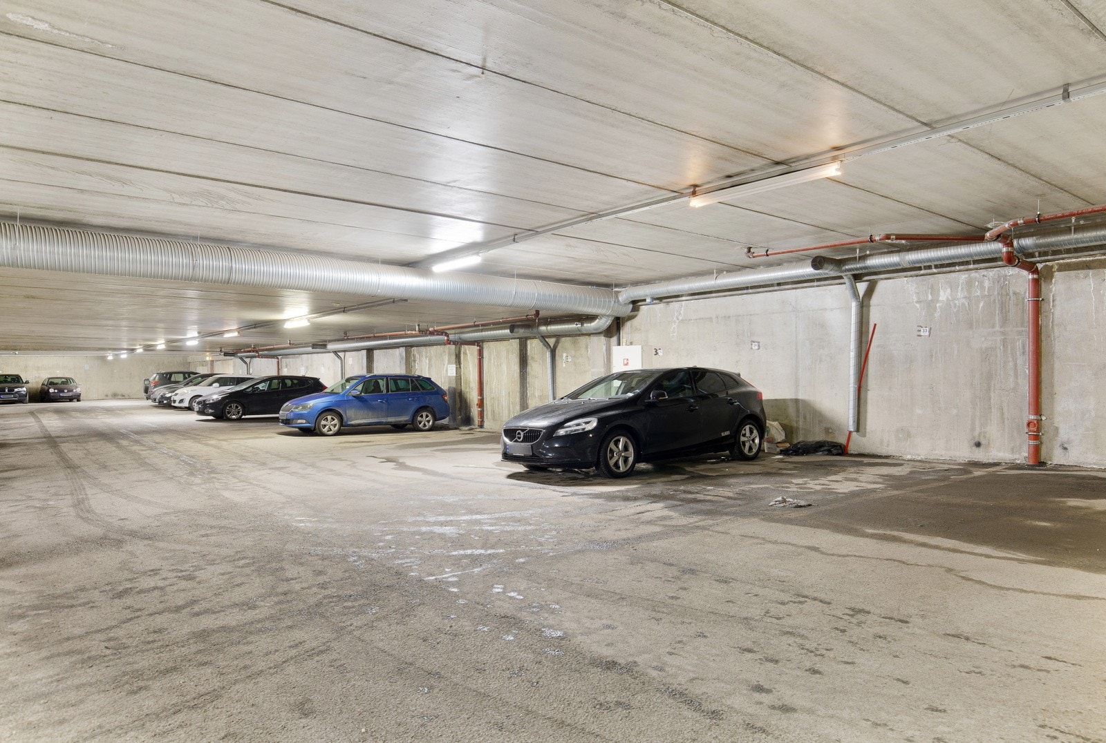 Leiligheten har én parkeringsplass i felles parkeringsanlegg. I tillegg er det sportsbod i tilknytning til fellesområdene. Galleribilde