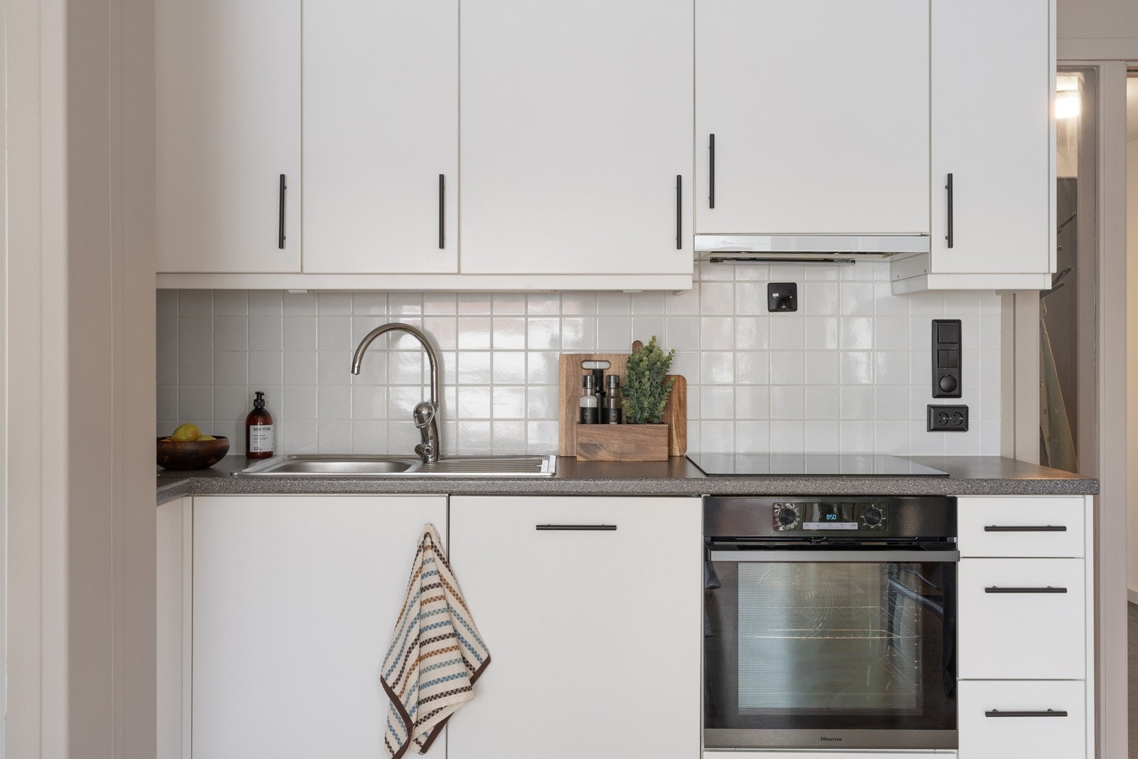 Integrerte hvitevarer som stekeovn, platetopp, oppvaskmaskin og kjøl/frys. Galleribilde