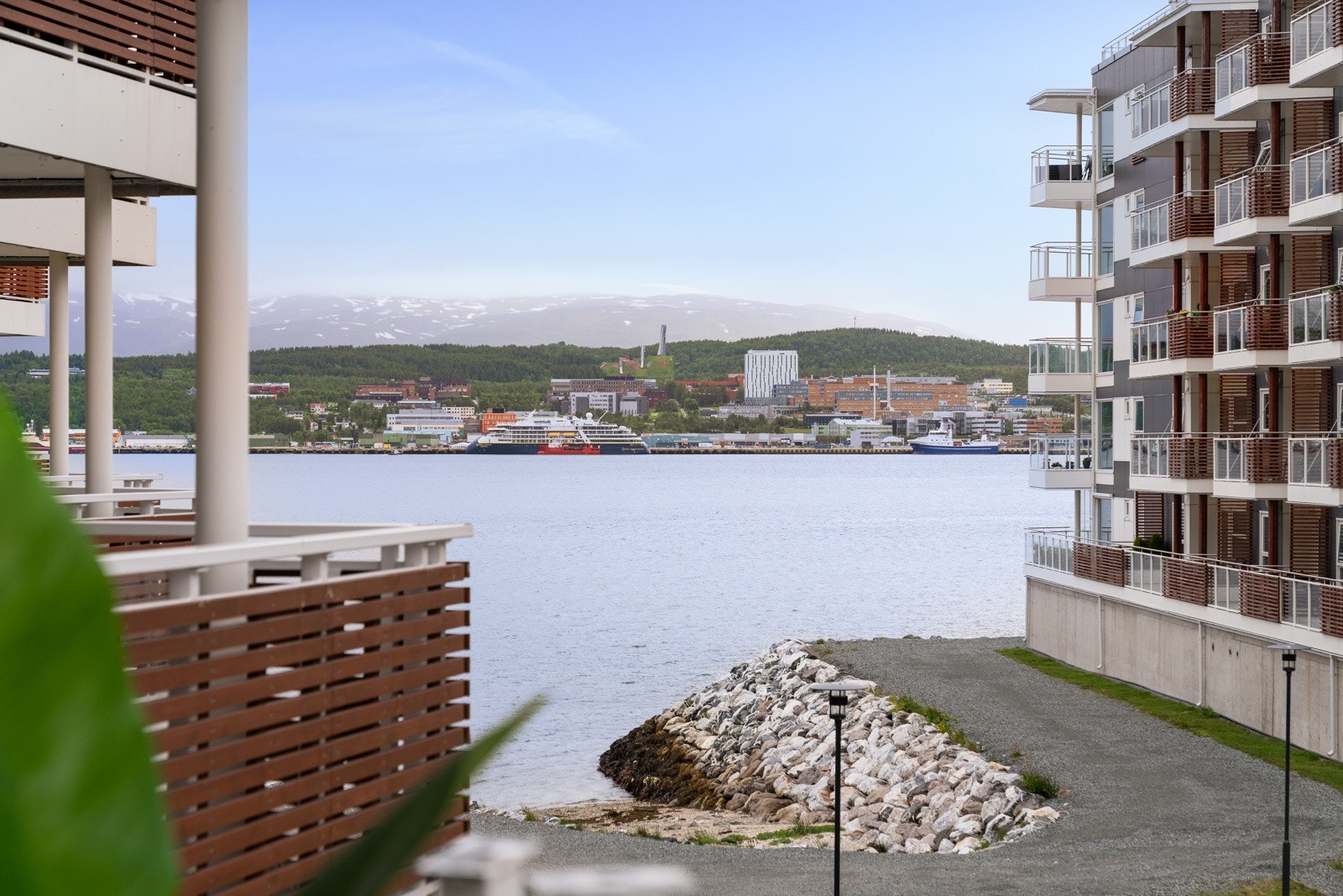 En flott 2-roms med kvaliteter som veranda med sjøutsikt, garasjeplass og etterspurt beliggenhet på Tomasjordnes. Galleribilde