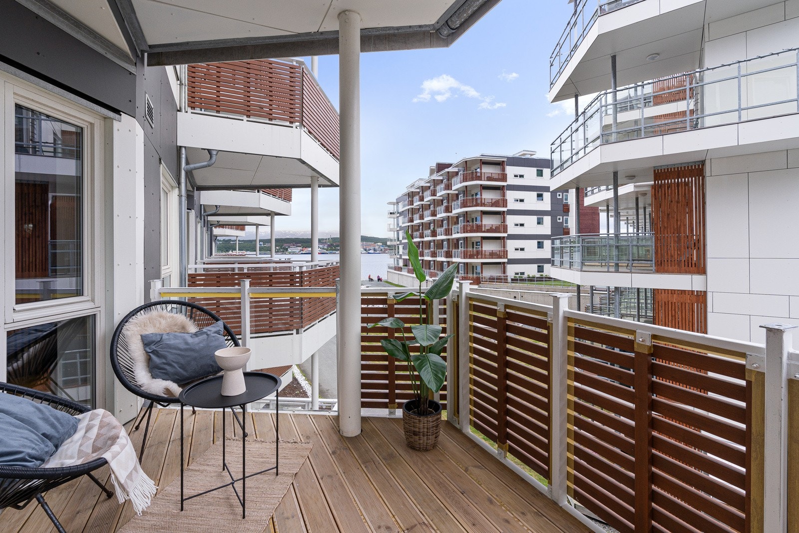 Ut fra stuen har du veranda med kveldssol. Galleribilde