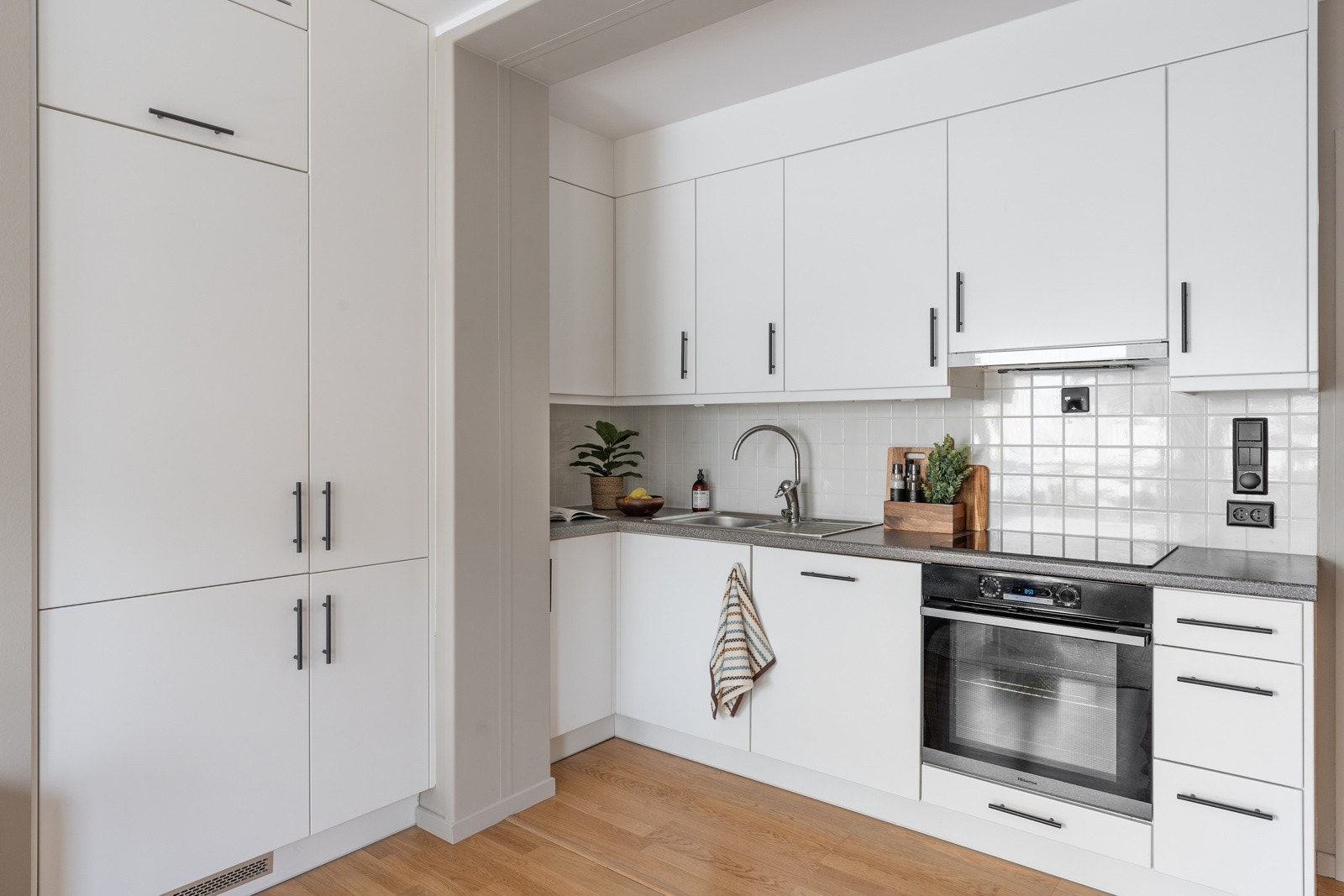 Pent kjøkken med tilstrekkelig med skap- og benkeplass. Galleribilde