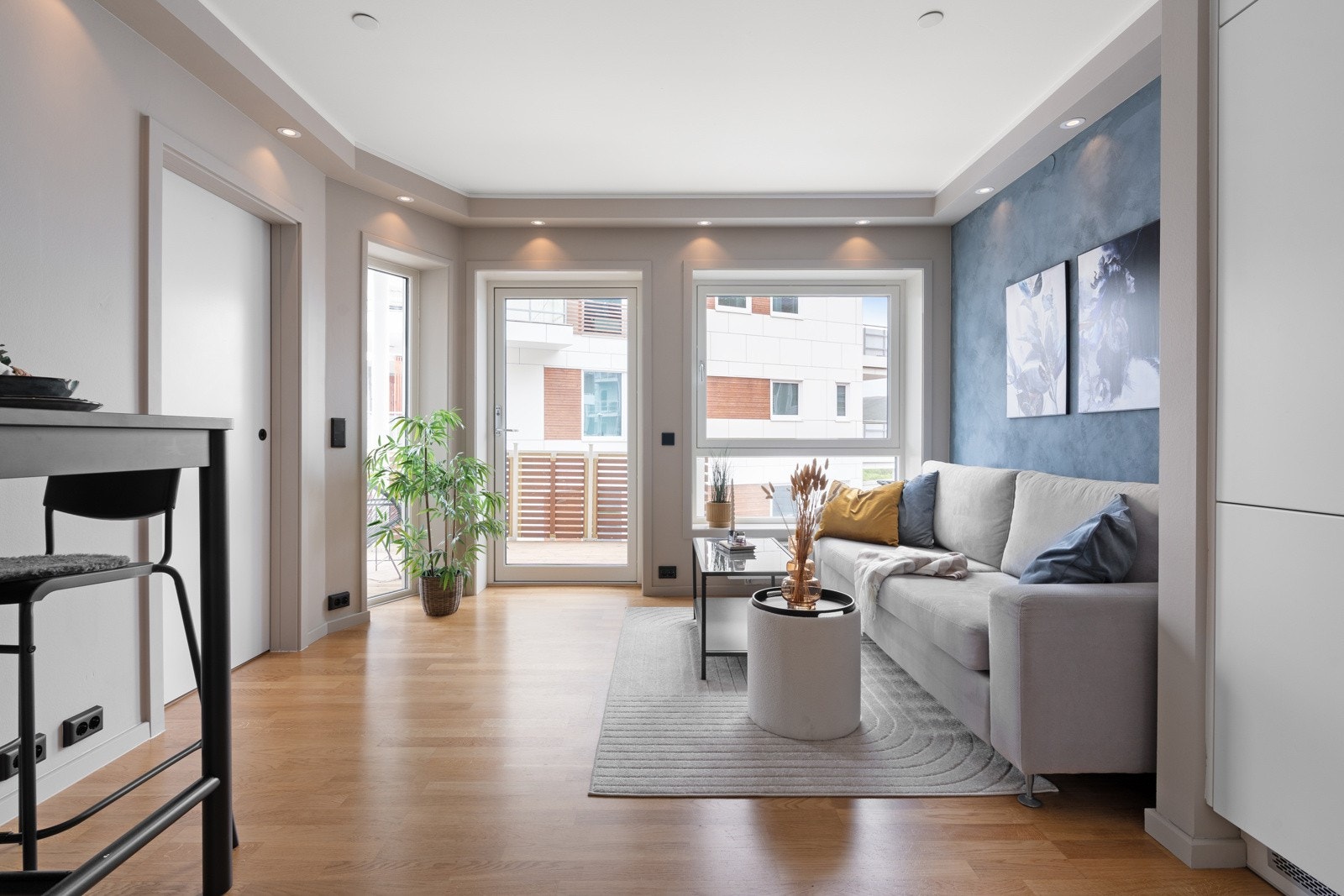 Stuen framstår åpen, lys og luftig. Galleribilde