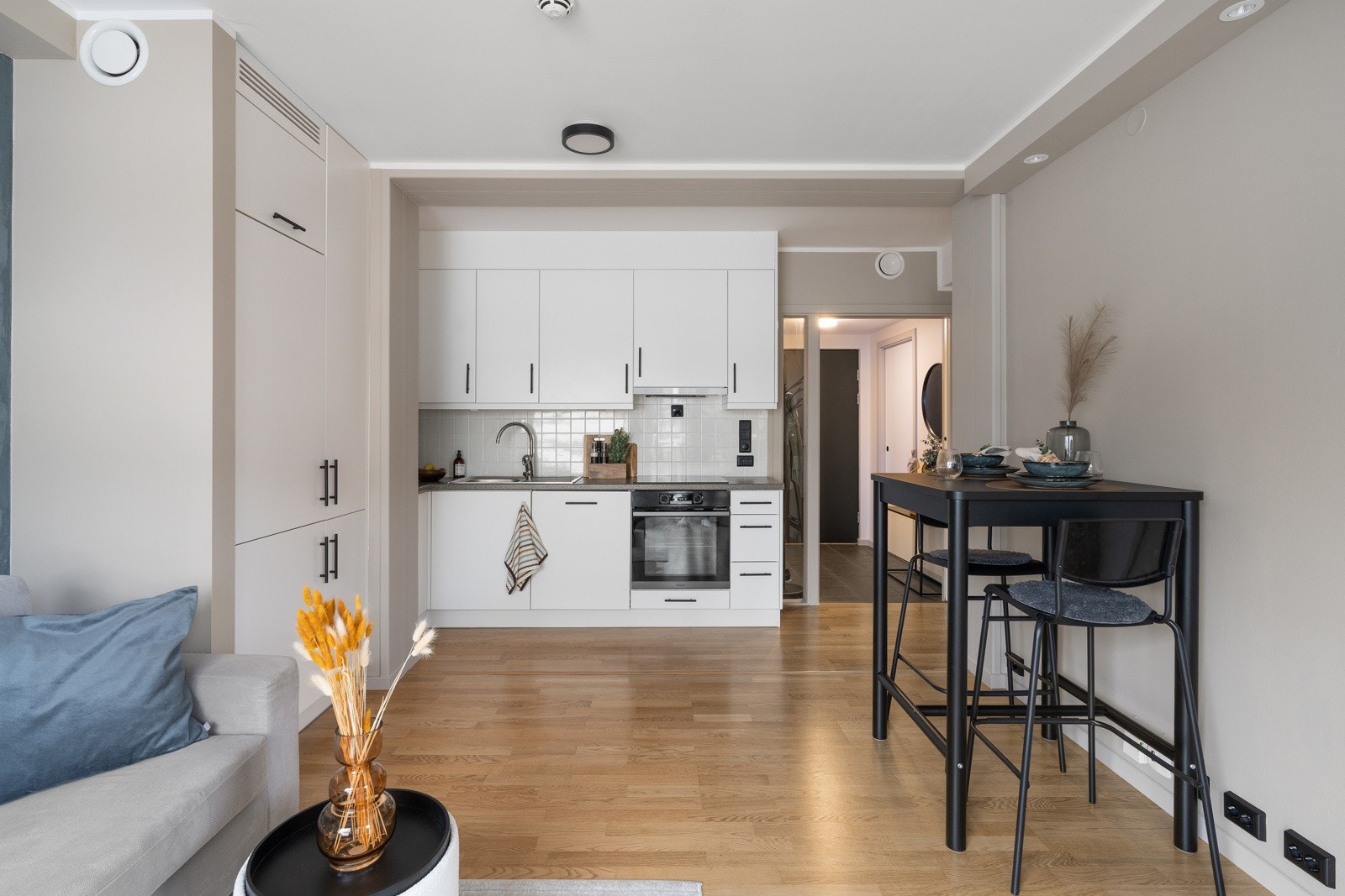 Det er plass for et lite spisebord mellom stuedelen og kjøkkenet. Galleribilde