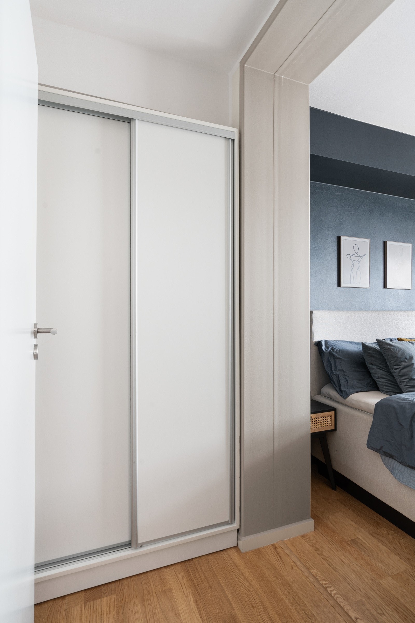 Skyvedørsgarderobe på soverom med god oppbevaringsplass. Galleribilde