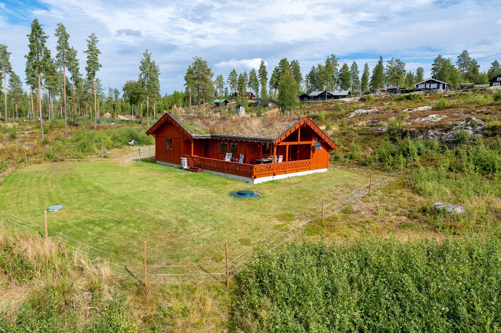 Eiendommen er opparbeidet med fin plen. Galleribilde