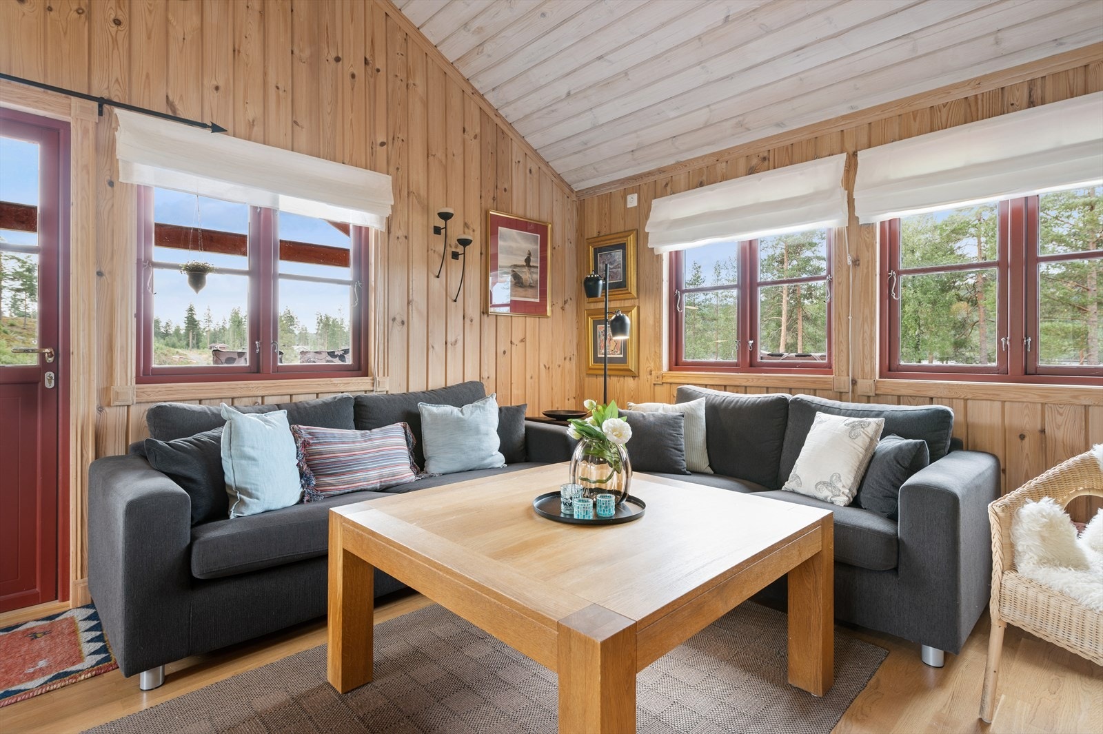 Det er flere vinduer i stuen som sørger for rikelig med naturlig dagslys. Galleribilde