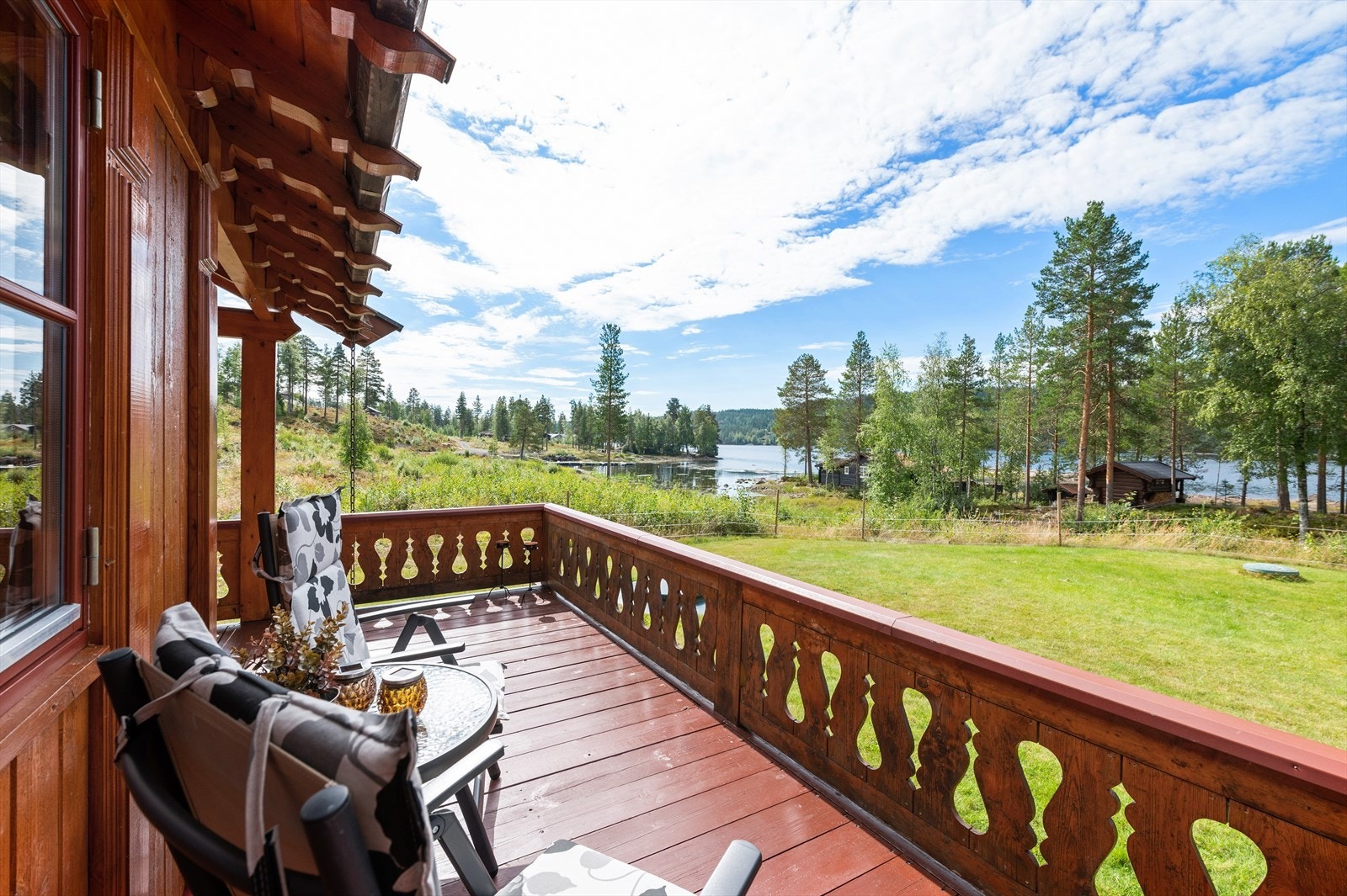 Fin utsikt mot vannet. Galleribilde