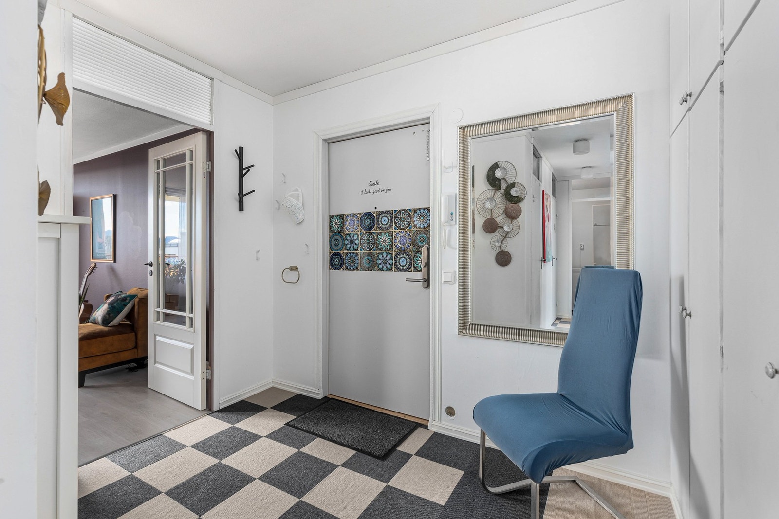 Gang/inngangsparti. Godt med lagringsplass i garderobeskap for ytterklær og diverse. Det er satt ny dør mellom gang og stue som åpner opp rommene. Galleribilde