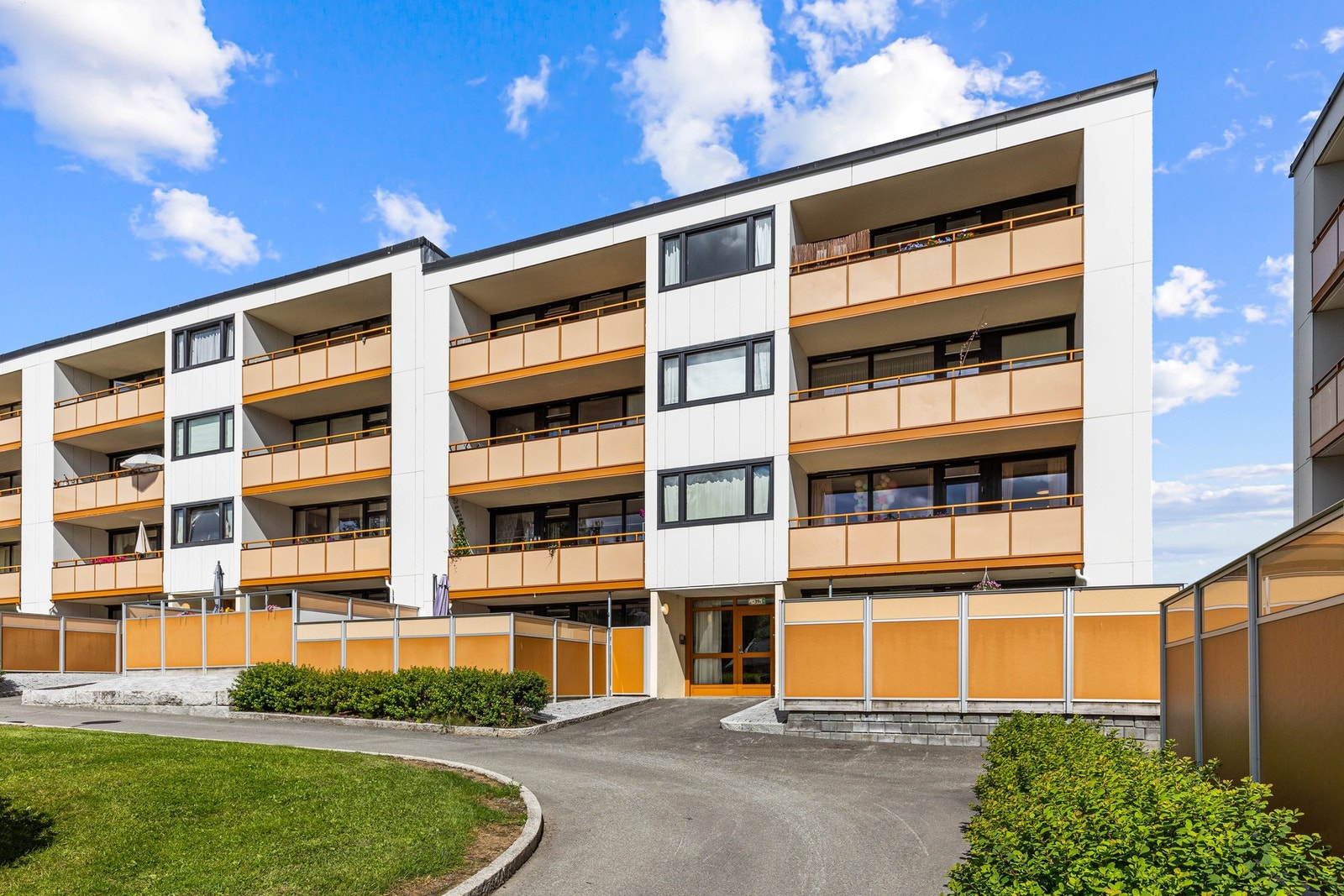 Saupstad er et meget populært boligområde som kun ligger ca. 15 minutter kjøring fra Trondheim sentrum Leiligheten ligger i et rolig og etablert boligområde på Saupstad. Meget barnevennlig område med lite trafikk og lekeplasser for barn i gatetun. Galleribilde