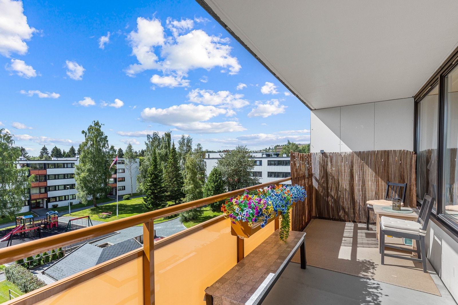 Flott balkong på 10 kvm med tilhørende bod for oppbevaring. Galleribilde