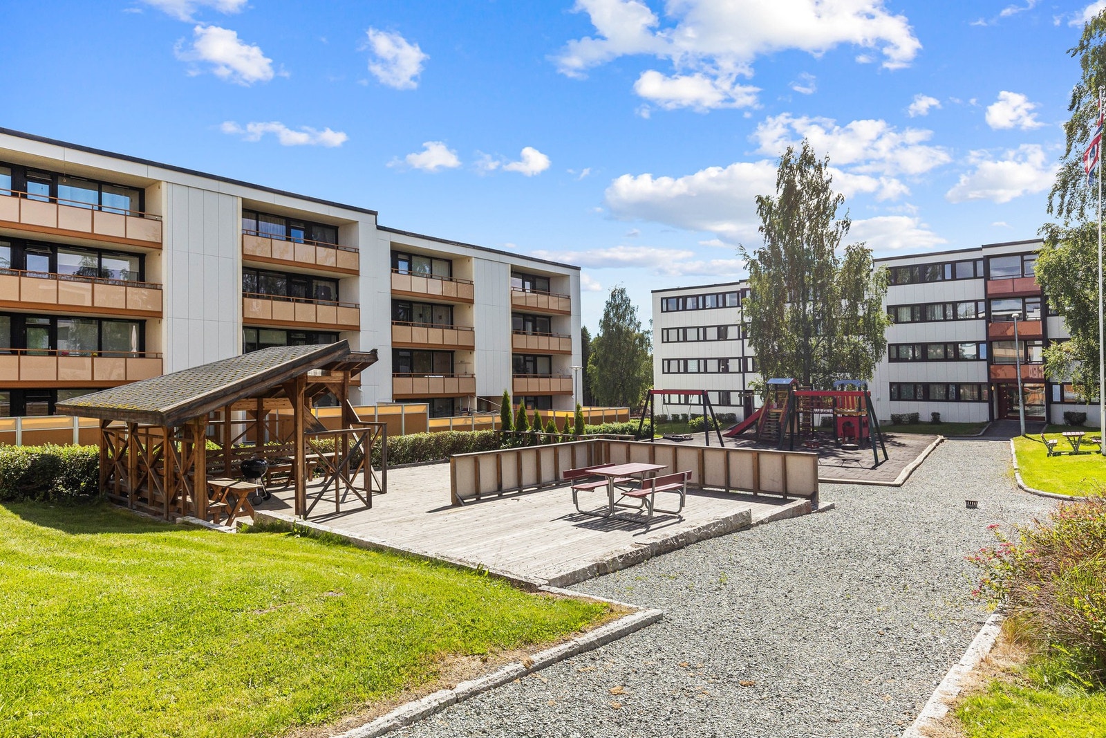 Skoleaksen på Saupstad med nye Heimdal videregående skole, idrettsbaner og idrettsbygg, ny barne- og ungdomsskole og en ny Kolstad barnehage i umiddelbar nærhet vil bli et viktig samlingspunkt i bydelen. Galleribilde