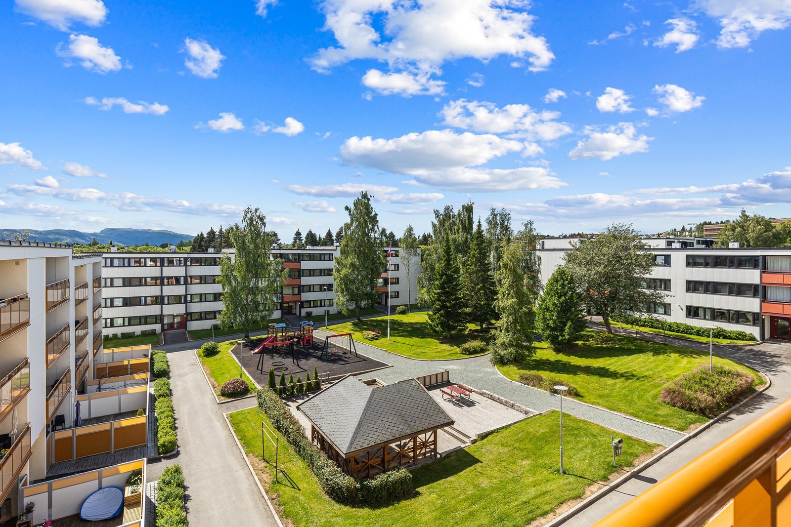 Utsikt fra balkongen. Gangavstand til Saupstadbrua som åpner opp en snarvei til Tiller med alle fasiliteter Galleribilde